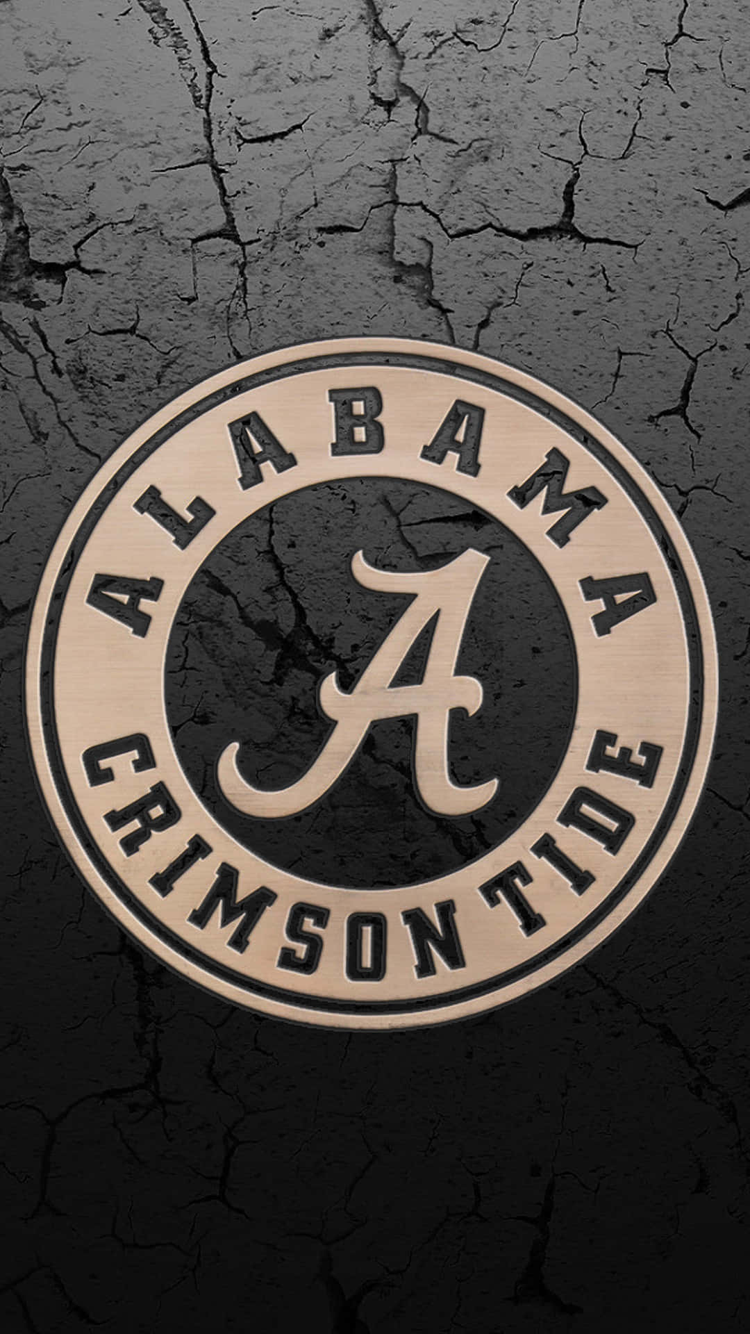Alabama 桌布 壁紙 — 一個木製的阿拉巴馬紅潮隊標誌，帶有粗體 'A'，位於裂開的黑色混凝土背景上。