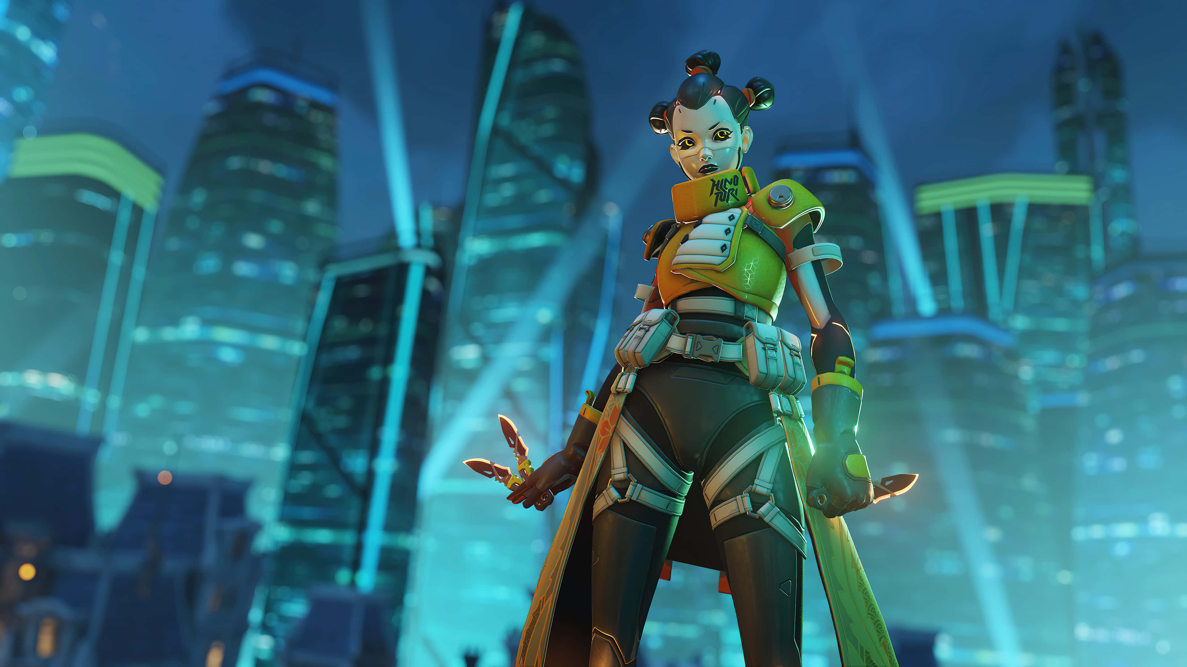 Overwatch Heroes 桌布 壁紙 — 一個未來風格的動漫角色在夜晚自信地站在霓虹燈閃爍的賽博龐克城市景觀中。