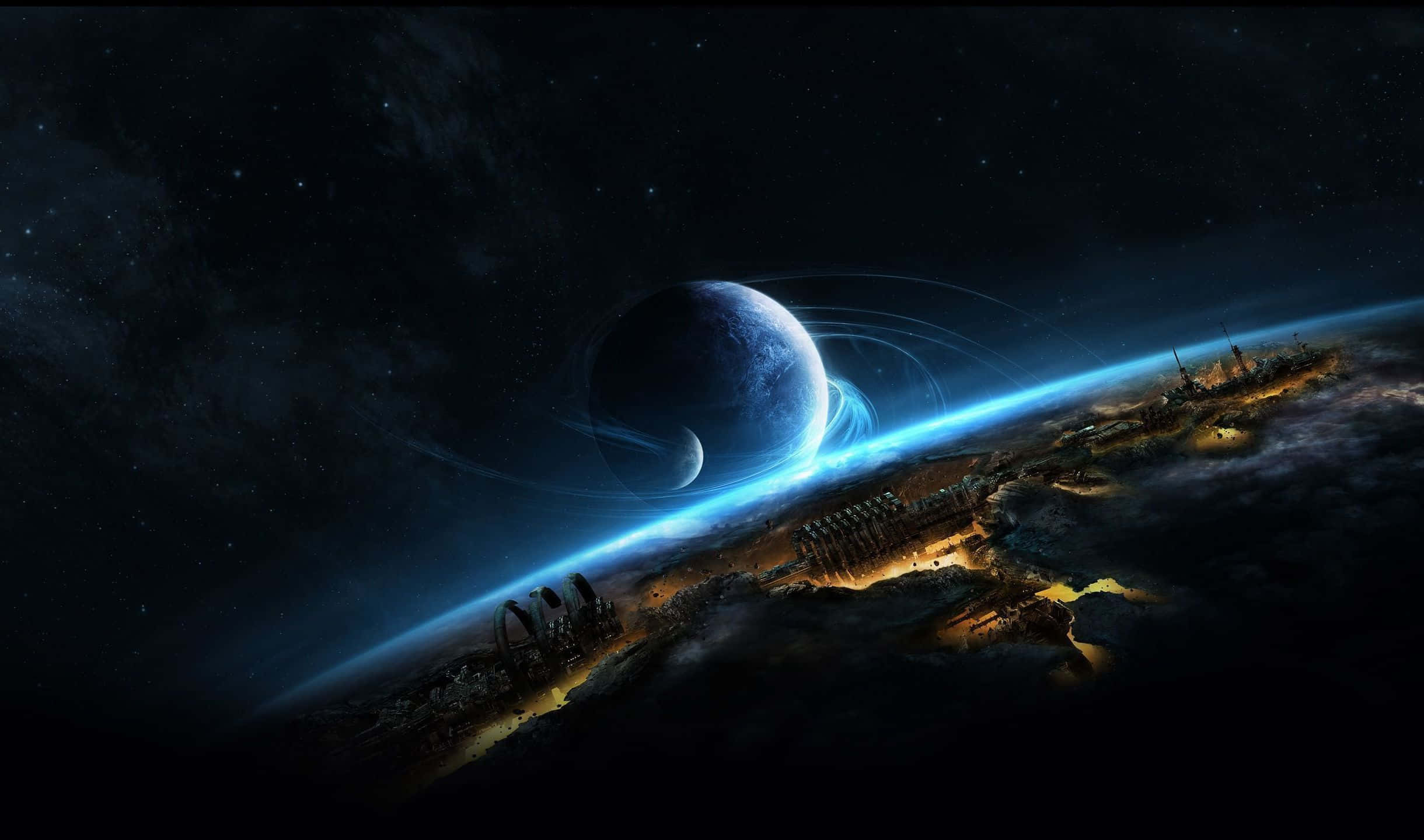 2440x1440 桌布 壁紙 — 一個未來風格的太空站環繞著一顆帶有光環的發光藍色行星，背景是星光閃爍的宇宙。