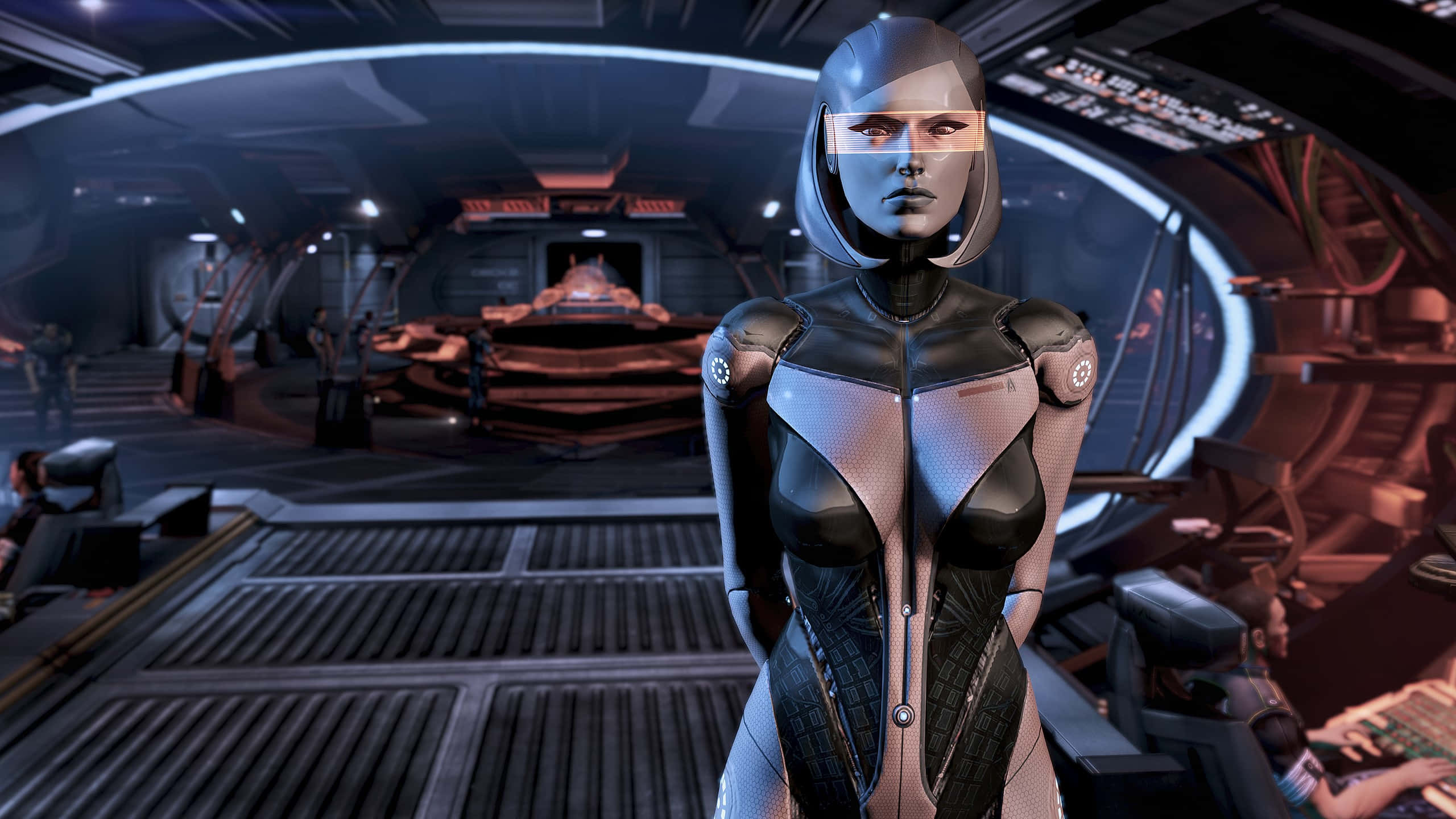 Mass Effect Edi 桌布 壁紙 — 一個未來風格的女性機械人站在高科技太空船艦橋上，周圍是發光的藍色和橙色面板。
