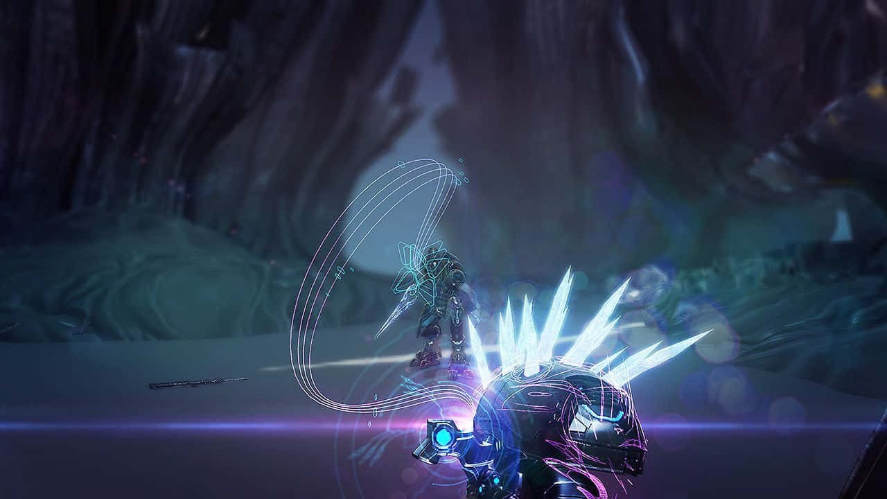 Halo Needler 桌布 壁紙 — 一個未來風格的裝甲戰士，帶有發光的藍色尖刺和能量軌跡，站在一個黑暗神秘、帶有發光紫色和藍綠色環境光的洞穴中。