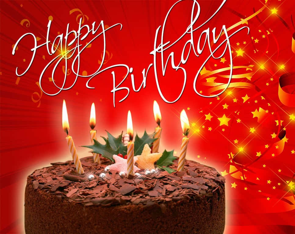 Birthday Wishes 桌布 壁紙 — 一個朱古力生日蛋糕，上面有五根點燃的蠟燭和冬青裝飾，背景是充滿活力的紅色，帶有閃爍的星星和「Happy Birthday」文字。