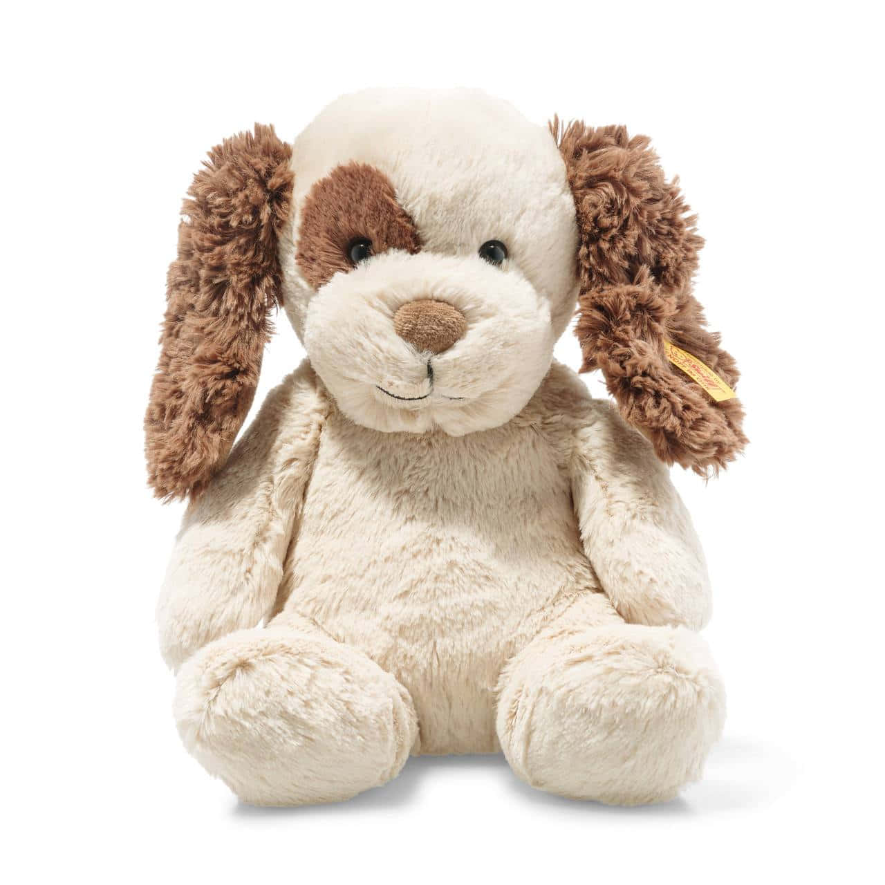 Cuddly 桌布 壁紙 — 一個柔軟的奶油色和棕色毛絨小狗玩具，耳朵下垂，安靜地坐在潔白的背景前。