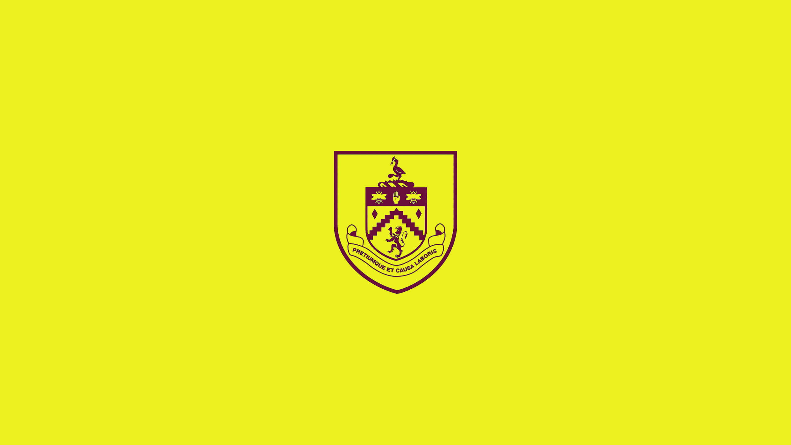 Burnley Fc 桌布 壁紙 — 一個栗色紋章，中央有獅子和格言，背景為亮黃色。