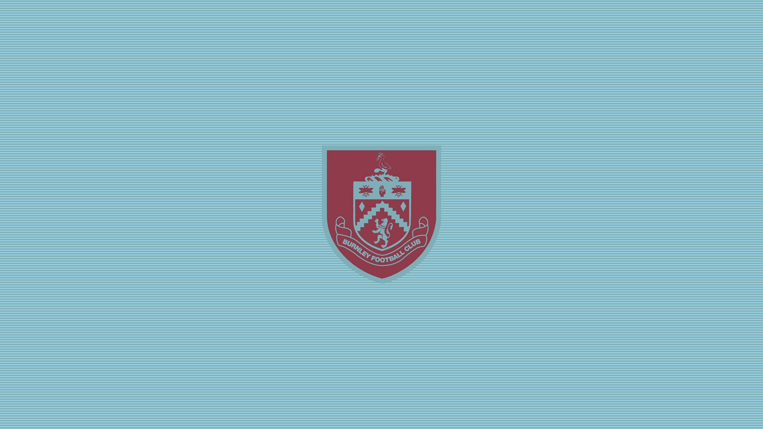 Burnley Fc 桌布 壁紙 — 一個栗色般尼足球會徽章，置中於帶有微妙橫紋的淺藍色背景上。