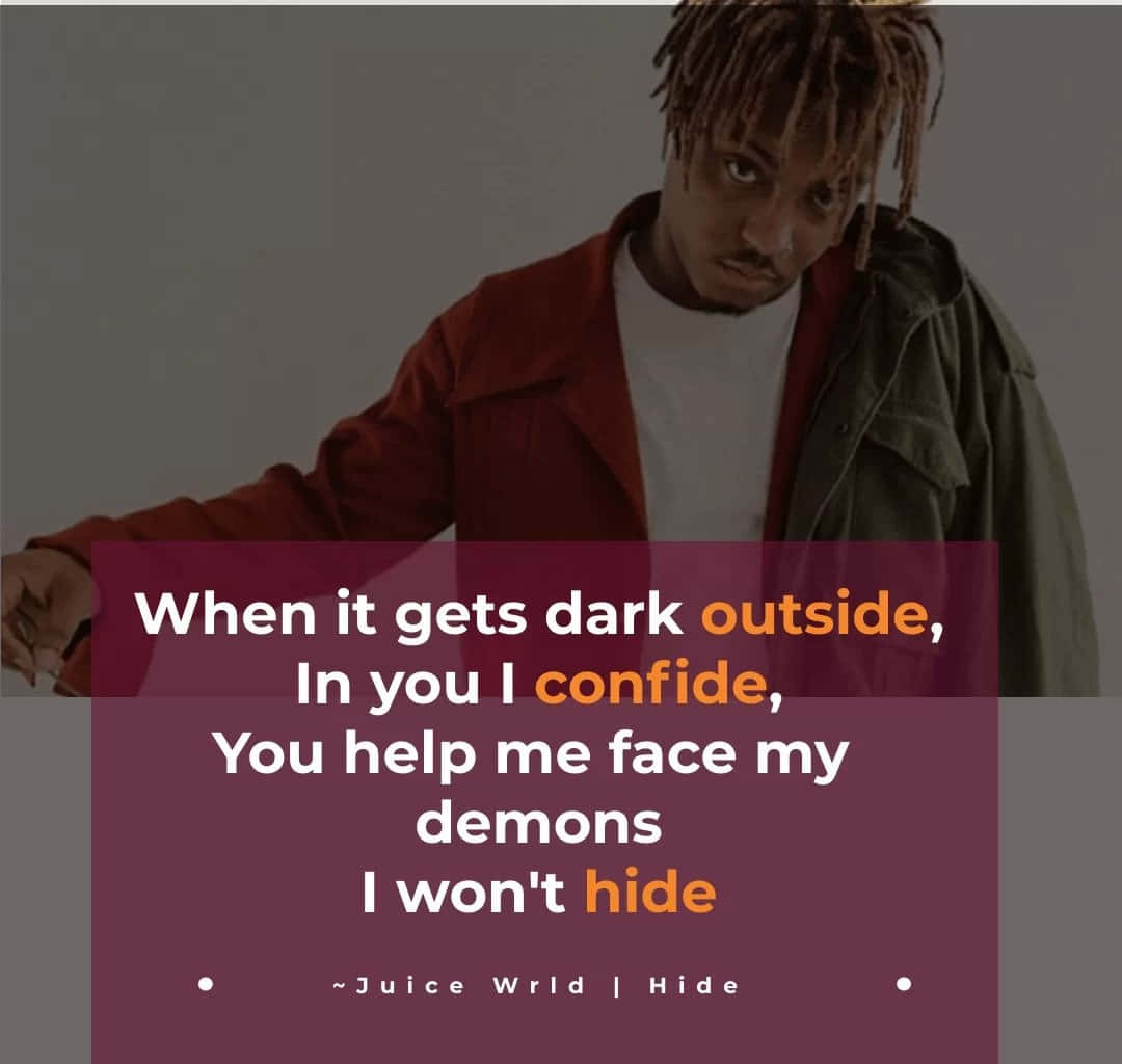 Juice Wrld Quotes 桌布 壁紙 — 一個梳著辮子、身穿紅色外套的男人凝視著，紫色文字框顯示Juice WRLD關於在黑暗中面對惡魔的歌詞。