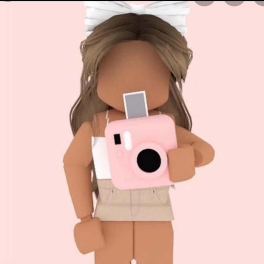 Aesthetic Roblox 桌布 壁紙 — 一個棕色頭髮、戴白色蝴蝶結的Roblox角色，在柔和的粉紅色背景前拿著一部粉紅色即影即有相機。