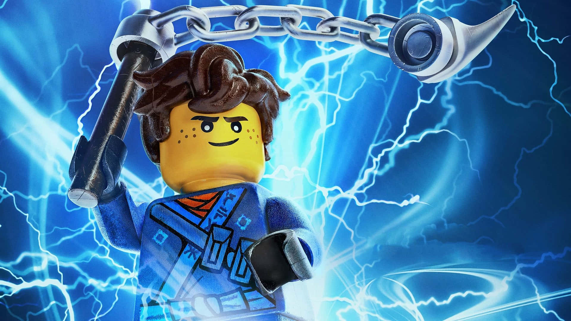Ninjago 桌布 壁紙 — 一個棕色頭髮的LEGO人偶在充滿鮮豔藍色閃電的背景前揮舞著鎖鏈武器。