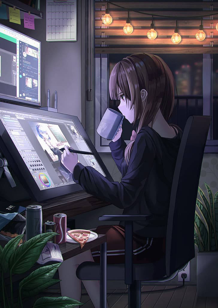 Miku Nakano 桌布 壁紙 — 一個棕色頭髮的動漫女孩晚上坐在書桌前，在溫暖的串燈下用平板電腦進行數碼繪畫，同時從馬克杯喝水。