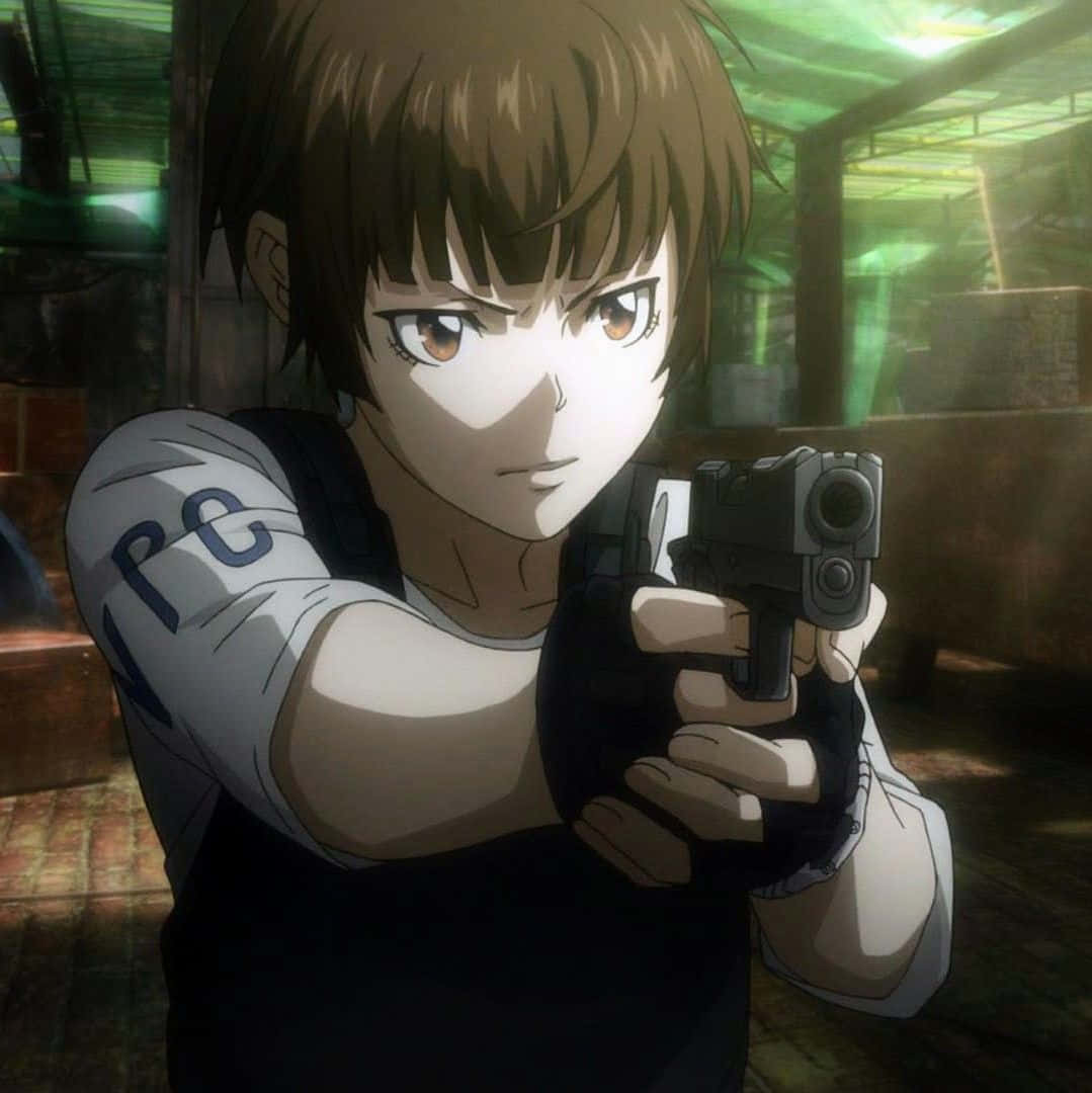 Akane Tsunemori 桌布 壁紙 — 一個棕色頭髮的動漫角色在昏暗的工業環境中，綠色燈光下向前瞄準手槍。