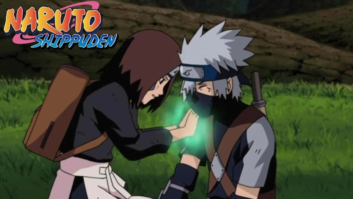Kakashi And Rin 桌布 壁紙 — 一個棕色頭髮的女忍者在草地上用發光的綠色查克拉治療一個戴面具的銀髮忍者。