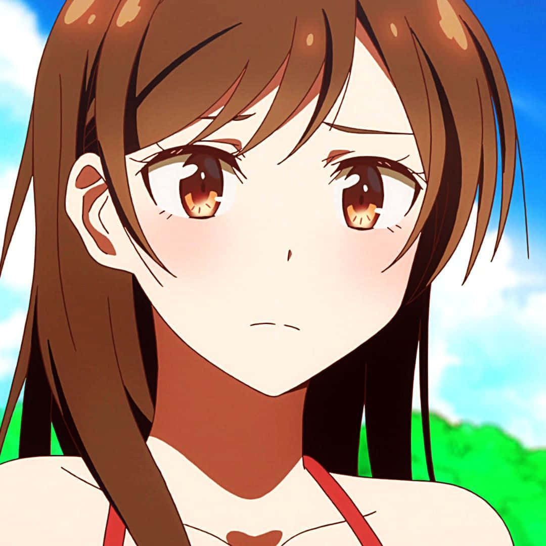 Chizuru Maihara 桌布 壁紙 — 一個棕髮暖眼的動漫少女特寫，在明亮的藍天和綠葉背景下溫柔凝視。