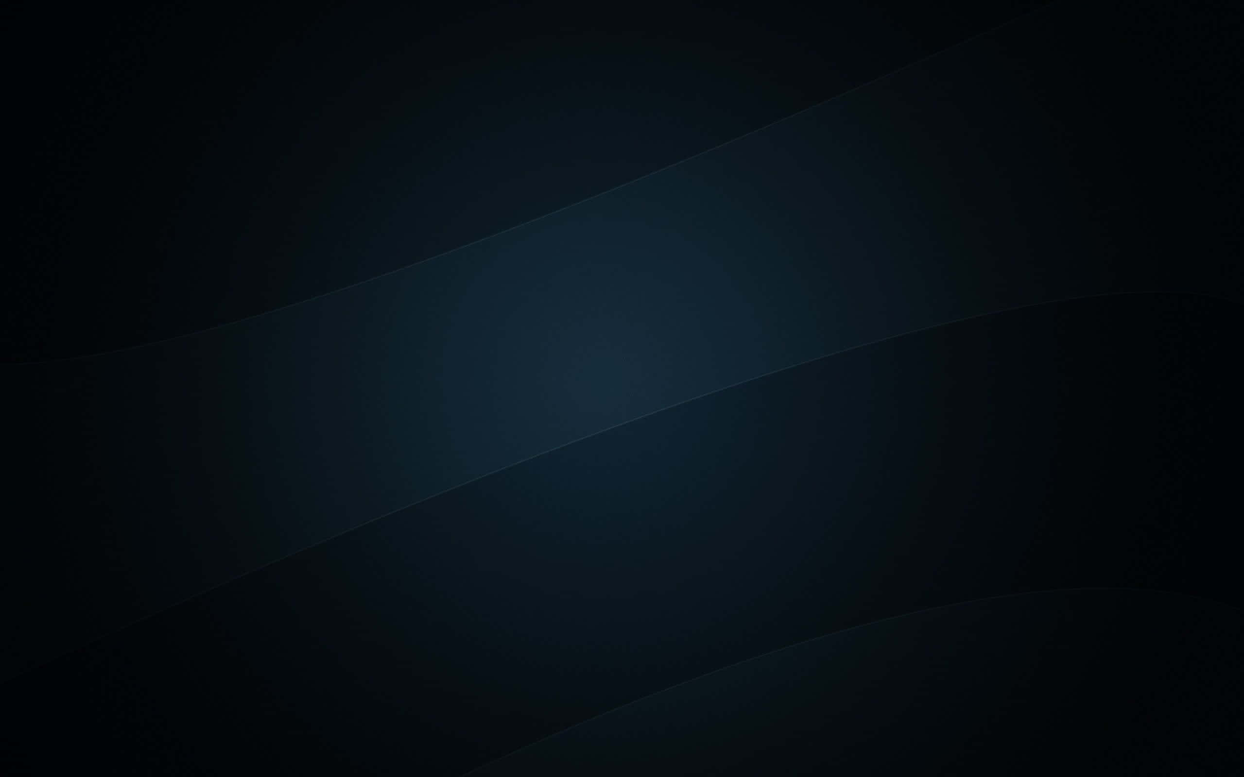 Simple Black 桌布 壁紙 — 一個極簡抽象背景，深藍色漸變和柔和對角光線條紋，襯托著黑暗虛空。
