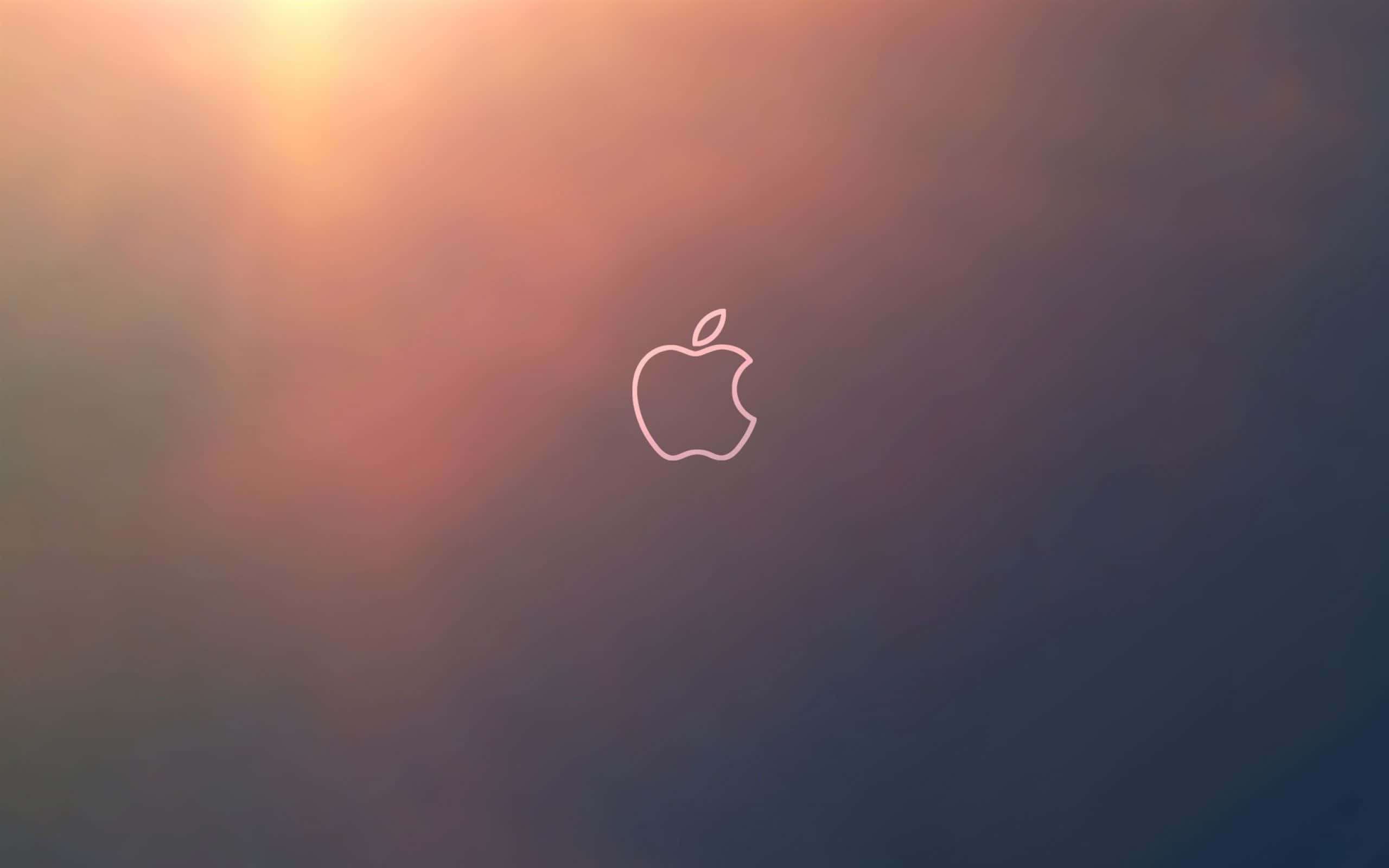 macOS 桌布 壁紙 — 一個極簡的Apple標誌輪廓在溫暖橙色漸變至冷紫色的日落天空背景下柔和發光。