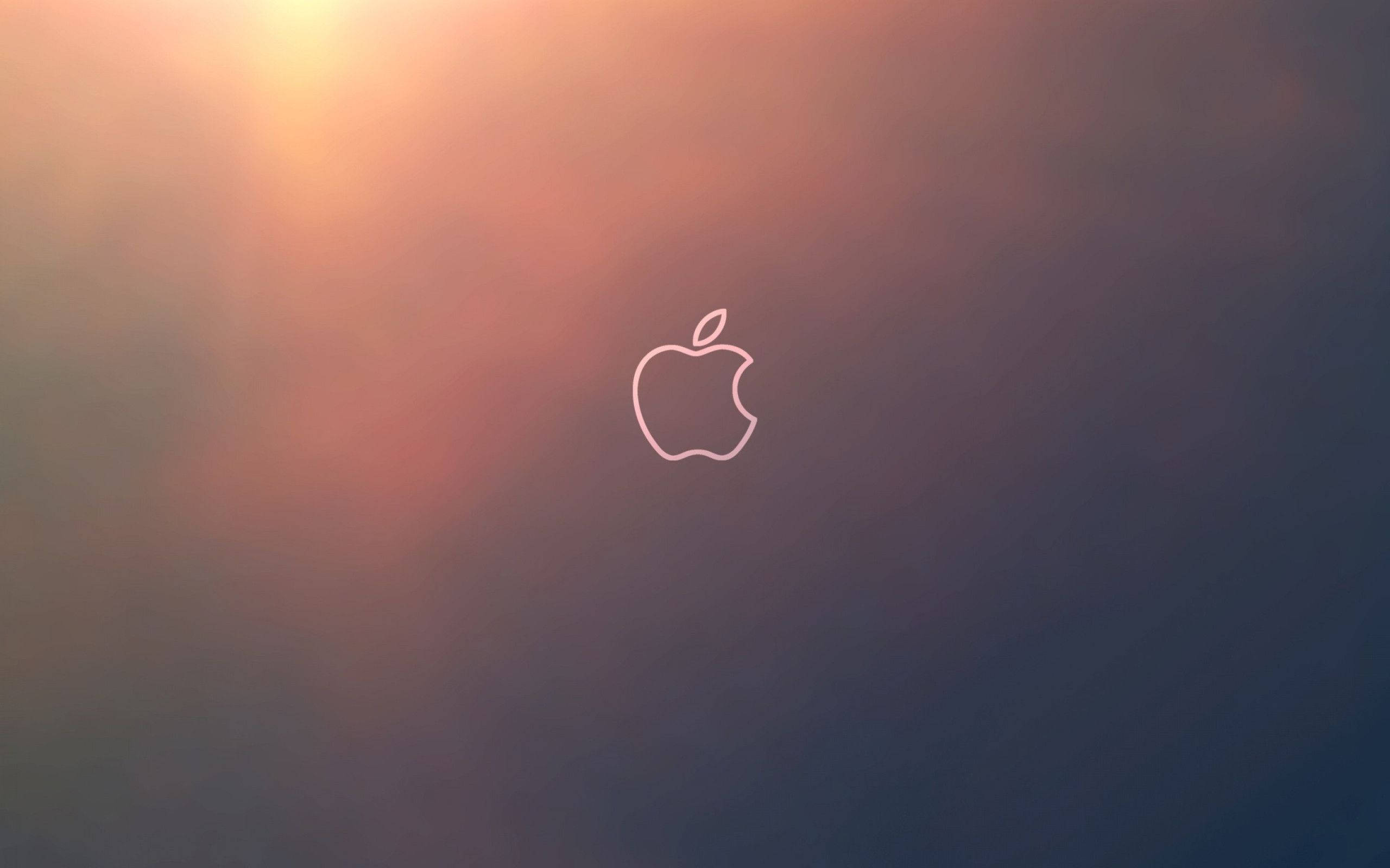 Apple Macbook Logo 壁紙 — 一個極簡的Apple標誌輪廓在漸變的日落天空中柔和發光，從溫暖的橙色過渡到深藍色。
