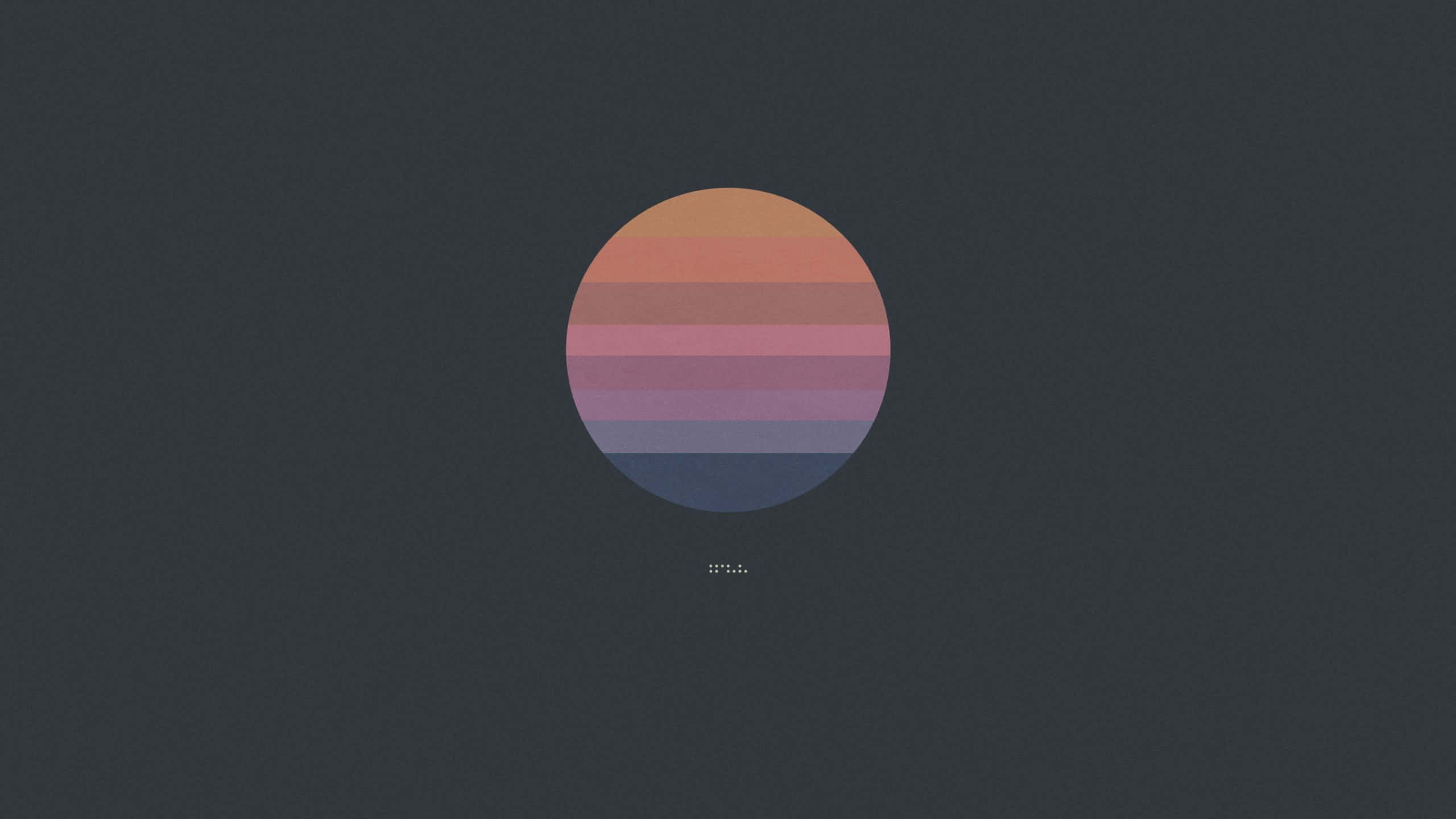 Pastel Minimalist 桌布 壁紙 — 一個極簡的圓形日落漸變，帶有溫暖的橙色和粉紅色調，背景為深炭灰色。