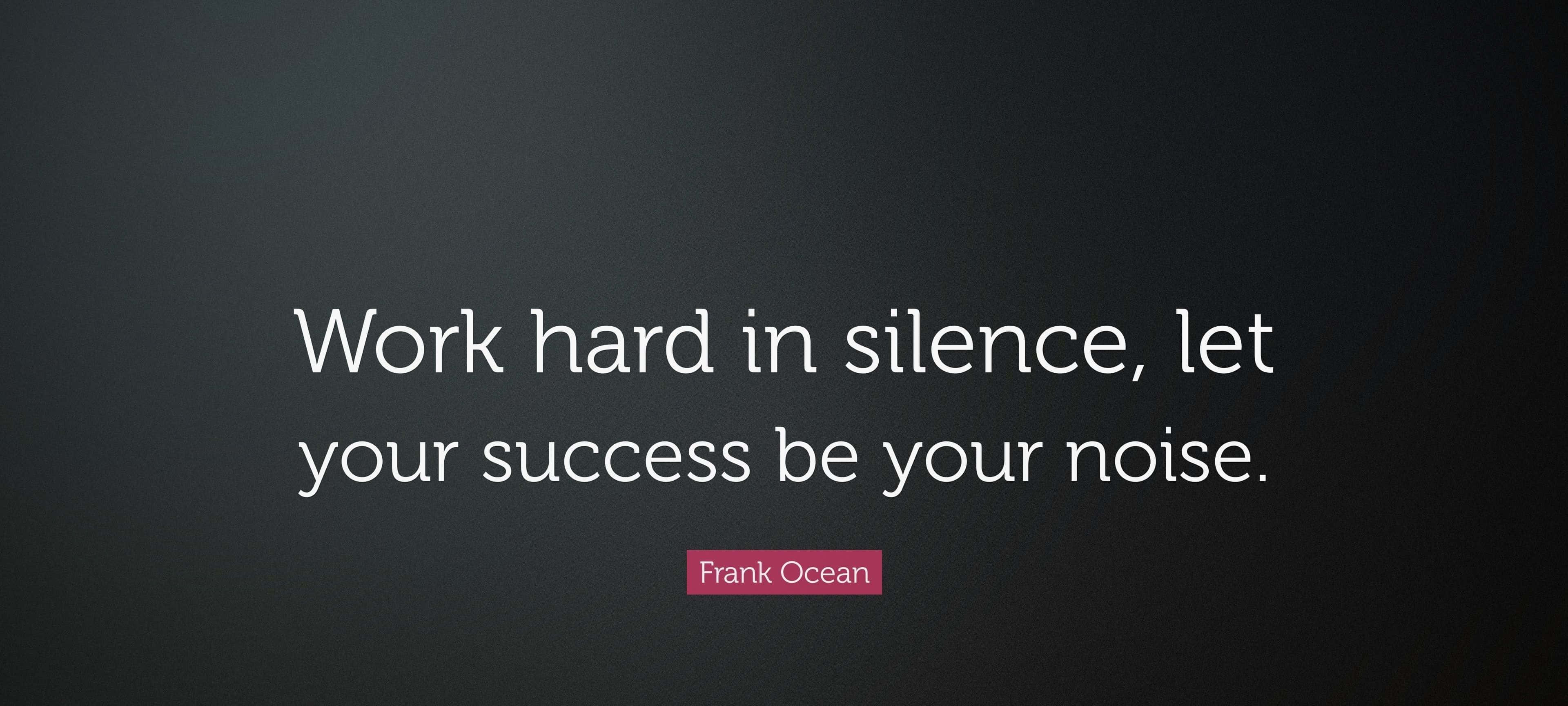 silence 桌布 壁紙 — 一個極簡的深灰色背景，以清晰的白色文字顯示引言 Work hard in silence let your success be your noise，下方一個粉紅色小框內標註 Frank Ocean。