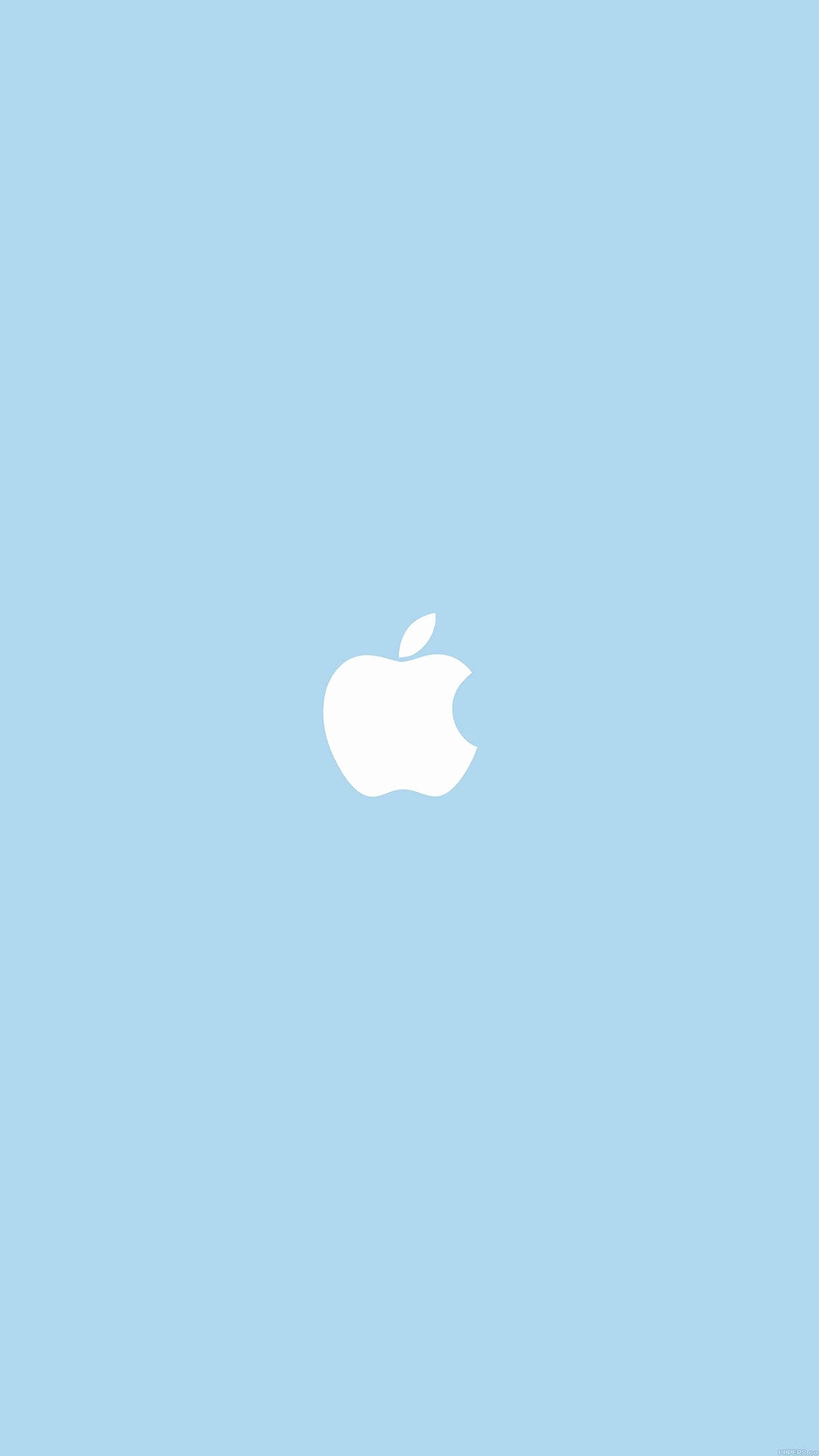 Pastel Blue 桌布 壁紙 — 一個極簡的白色Apple標誌居中於純淺藍色背景上。