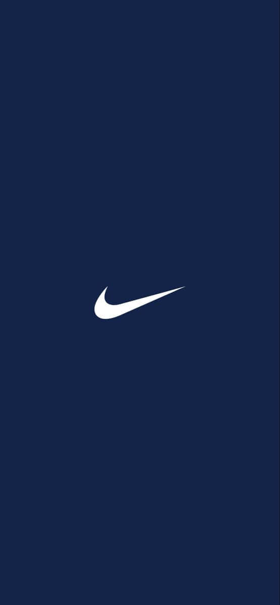 Blue Nike 桌布 壁紙 — 一個極簡的白色Nike swoosh標誌，居中放在純海軍藍背景上。