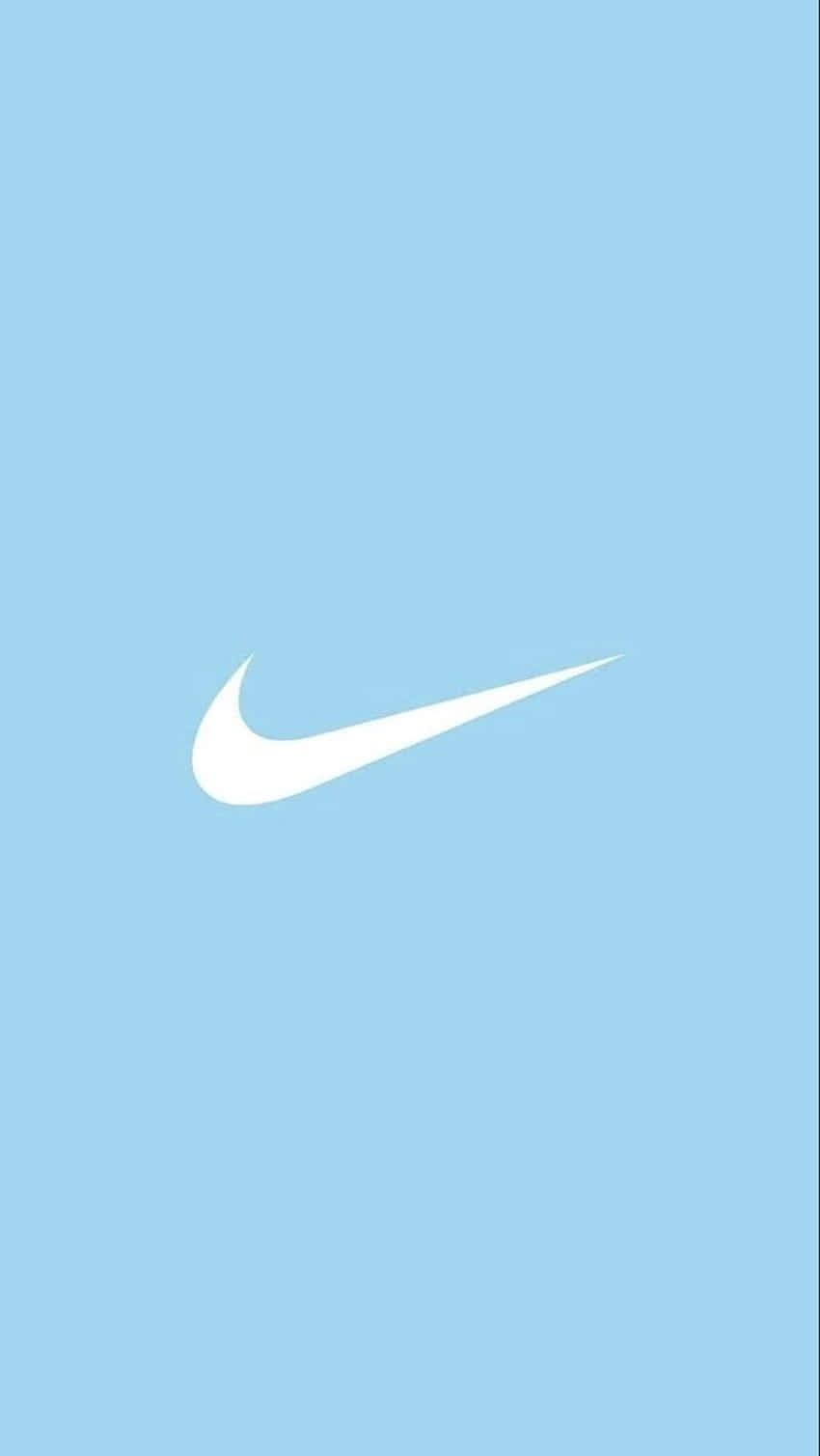 Blue Nike 桌布 壁紙 — 一個極簡的白色Nike Swoosh標誌，居中放在純淺藍色背景上。