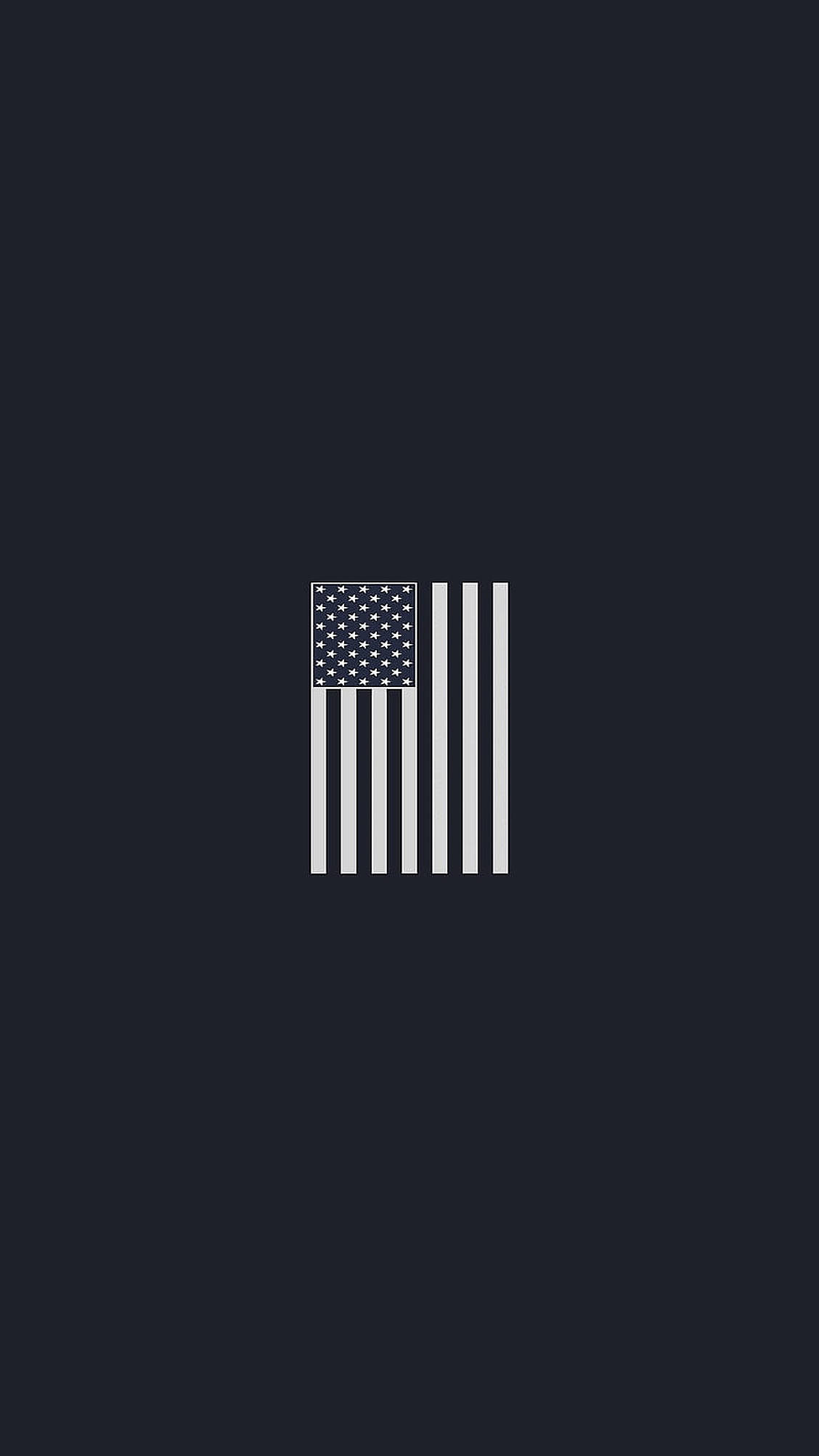 Black American Flag 桌布 壁紙 — 一個極簡的白色美國國旗圖示，居中放置在深海軍藍背景上。