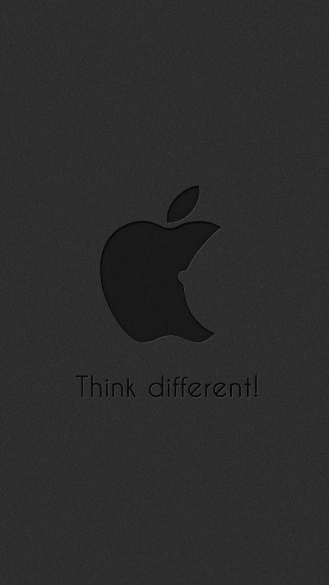 啞光黑色 桌布 壁紙 — 一個極簡的黑色Apple標誌，上面有「Think different!」文字，背景為有紋理的深灰色。