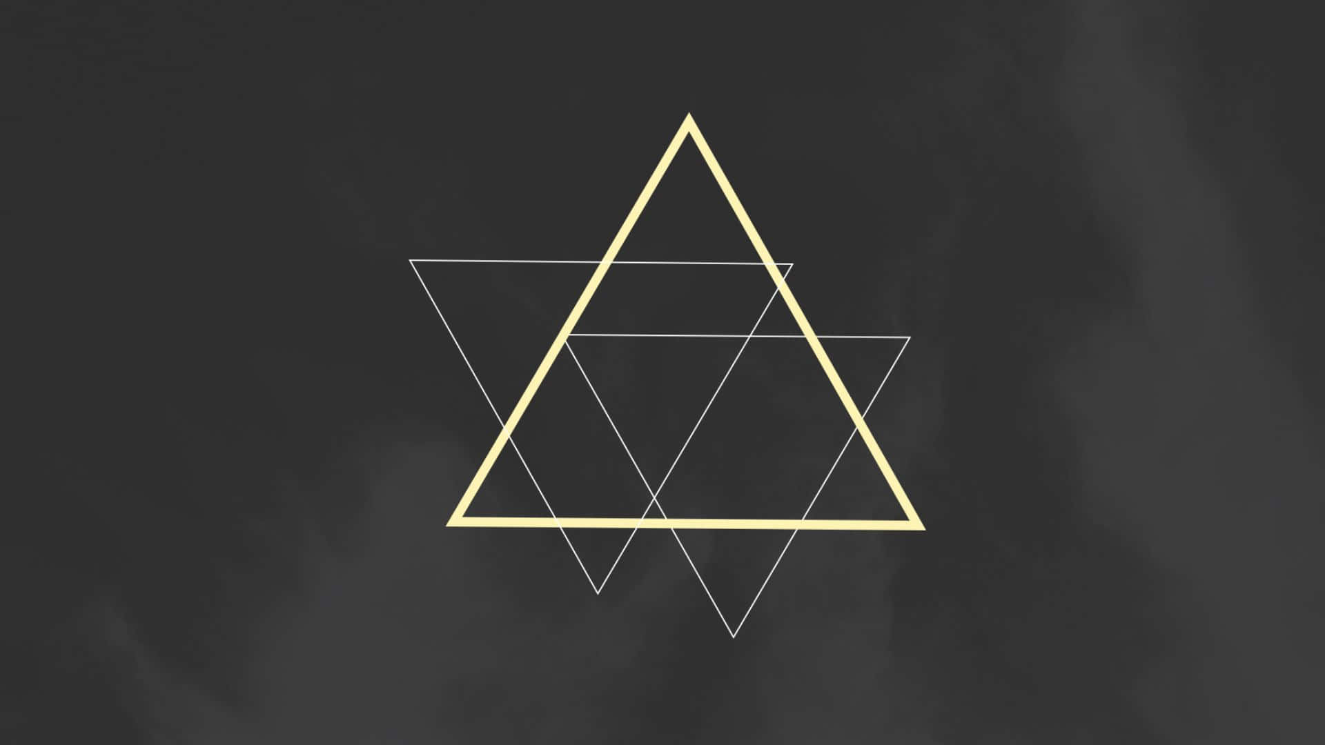 Minimalist Geometric 桌布 壁紙 — 一個極簡金色三角形疊加在白色三角形上，背景為深色紋理。