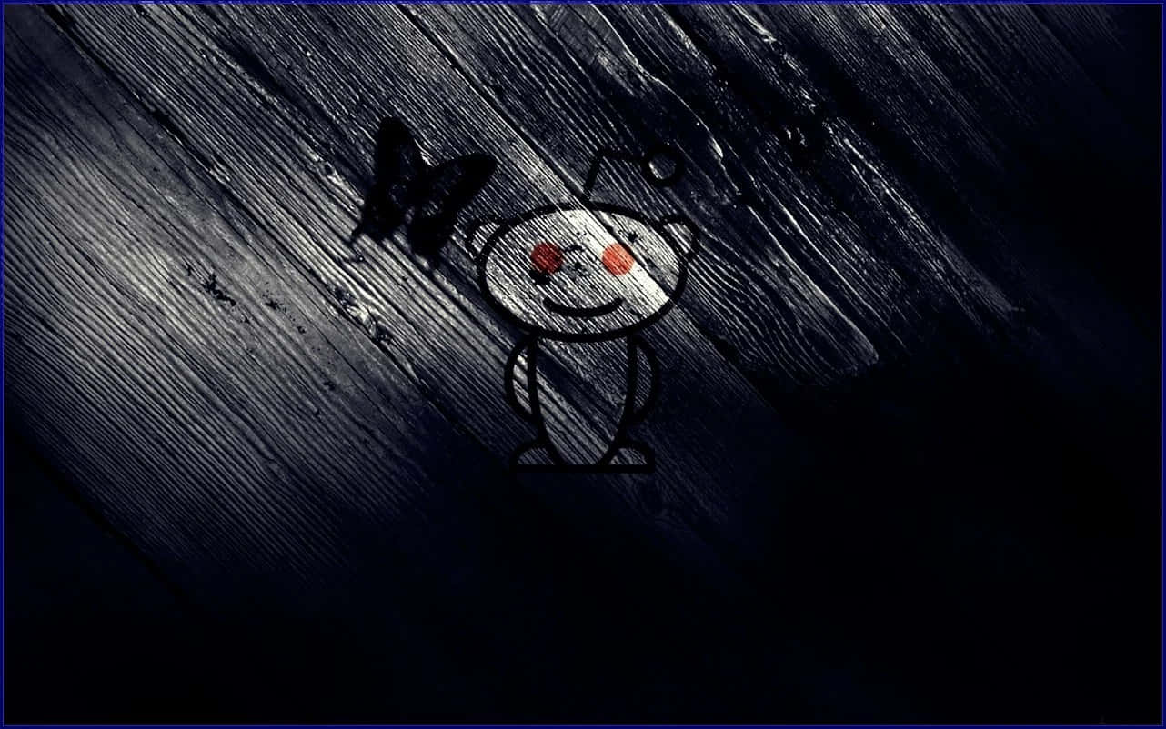 reddit 桌布 壁紙 — 一個極簡風格的 Reddit 外星人吉祥物，用白色粉筆畫在深色紋理木板上，附近有蝴蝶剪影。