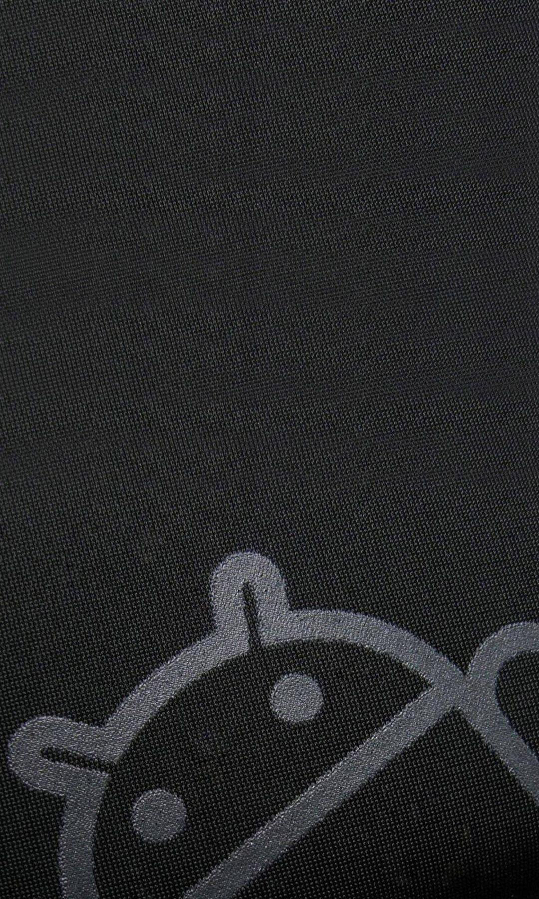 Logo 桌布 壁紙 — 一個極簡風格的Android機械人標誌，以灰色微妙地蝕刻在帶紋理的黑色布料背景上。