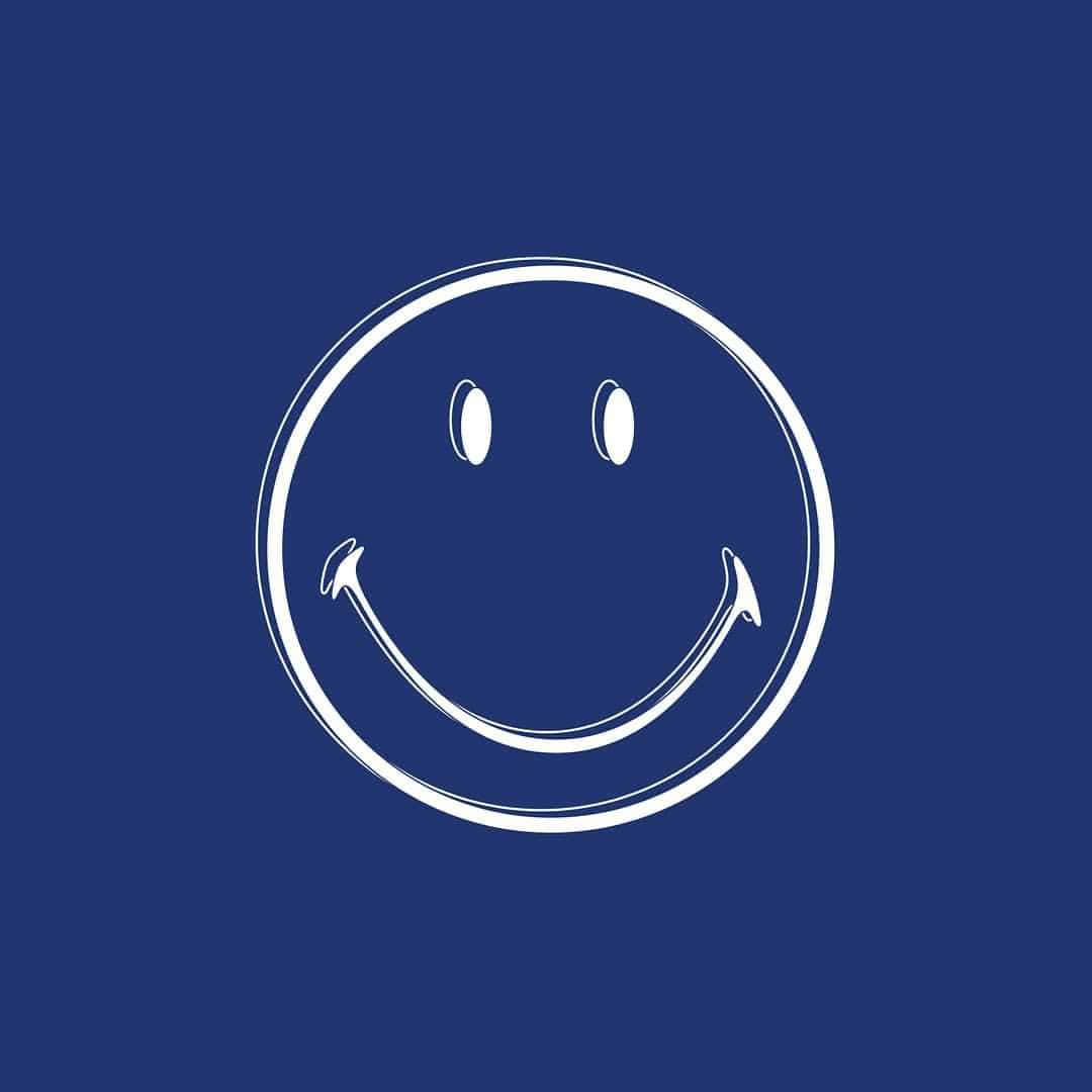 Aesthetic Smiley Face 桌布 壁紙 — 一個極簡風格的白色笑臉，以粗線條勾勒在純海軍藍背景上。