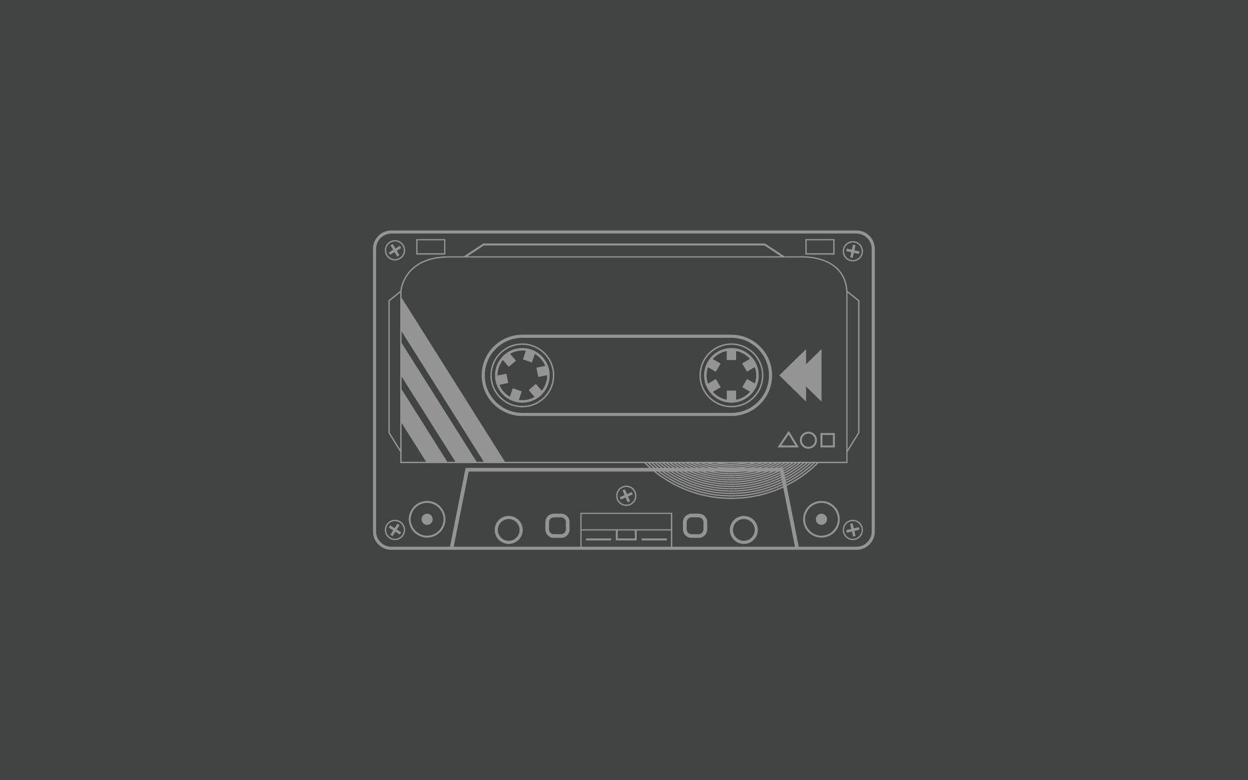 Retro 桌布 壁紙 — 一個極簡風格的線條藝術卡式錄音帶圖標，居中放置在深灰色背景上，帶有乾淨的幾何細節。
