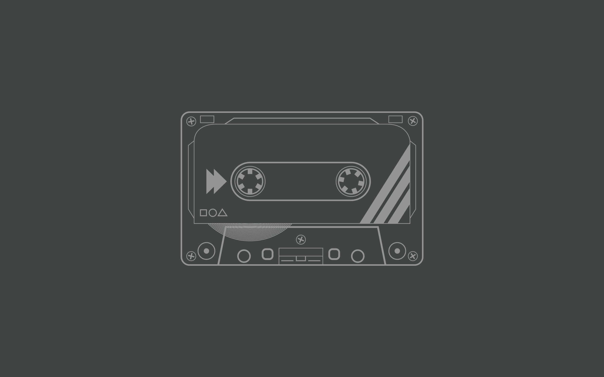 Minimalist Vintage 桌布 壁紙 — 一個極簡風格的線條藝術卡式錄音帶圖標，居中放置在深灰色背景上，帶有乾淨的幾何細節。