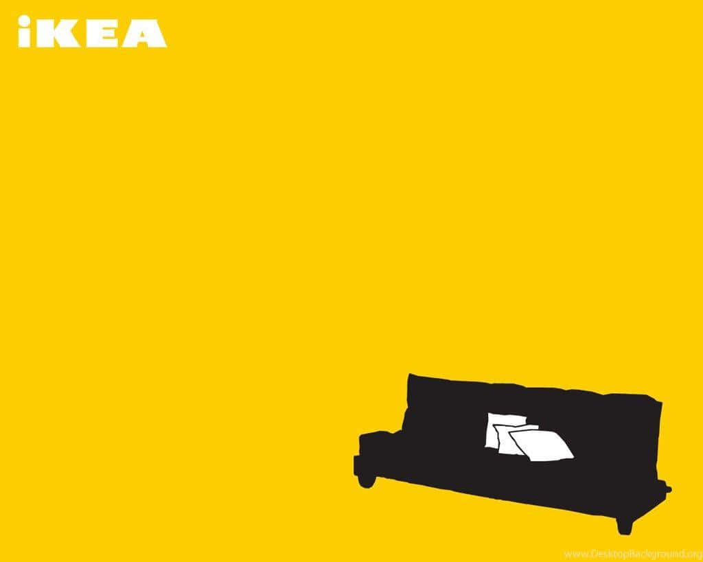 Ikea 桌布 壁紙 — 一個極簡風格的黑色梳化剪影，配上白色枕頭，放在大膽的黃色IKEA背景前。