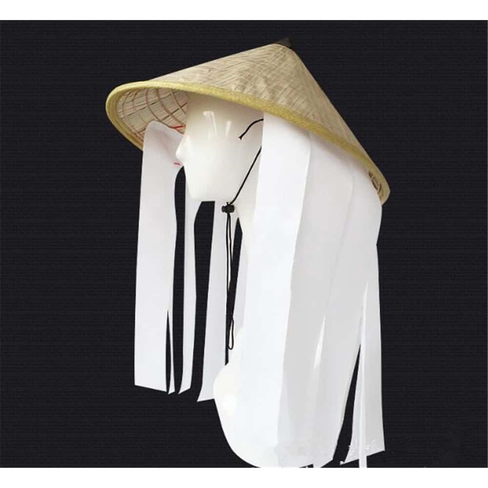 Akatsuki Hat 桌布 壁紙 — 一個模特兒人偶戴著傳統的錐形草帽，白色紙條在深色紋理背景上飄動。
