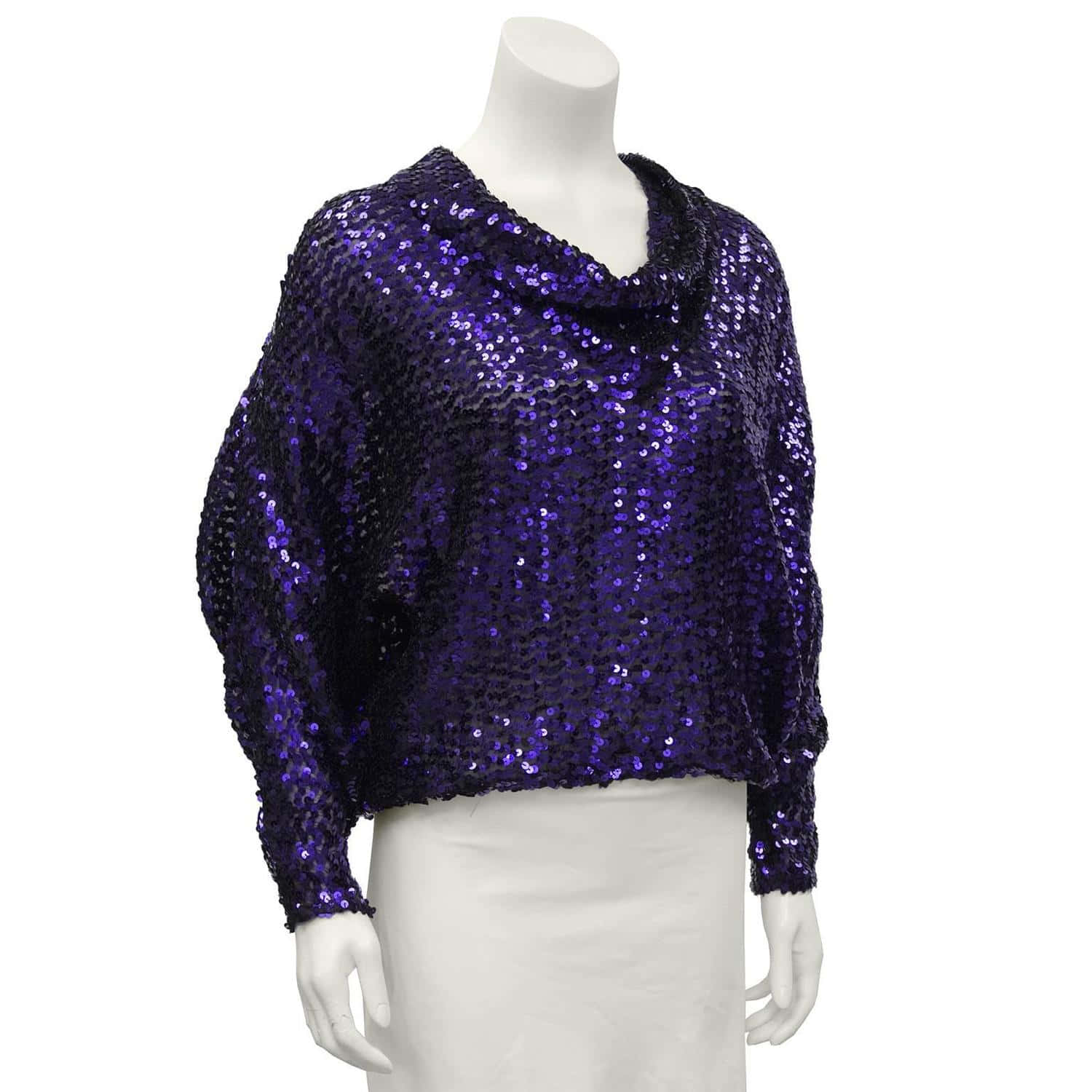 Purple Sequins 桌布 壁紙 — 一個模特兒人形穿著閃亮深紫色閃片短身上衣，配有垂墜式圍巾領和泡泡袖。
