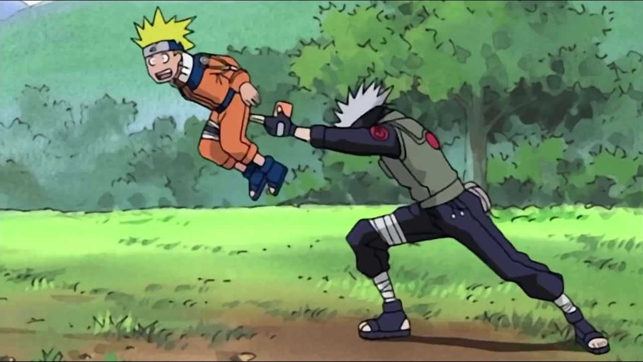 Kakashi And Naruto 桌布 壁紙 — 一個橙色動畫忍者將另一個綠色忍者扔過一片有樹木背景的草地。