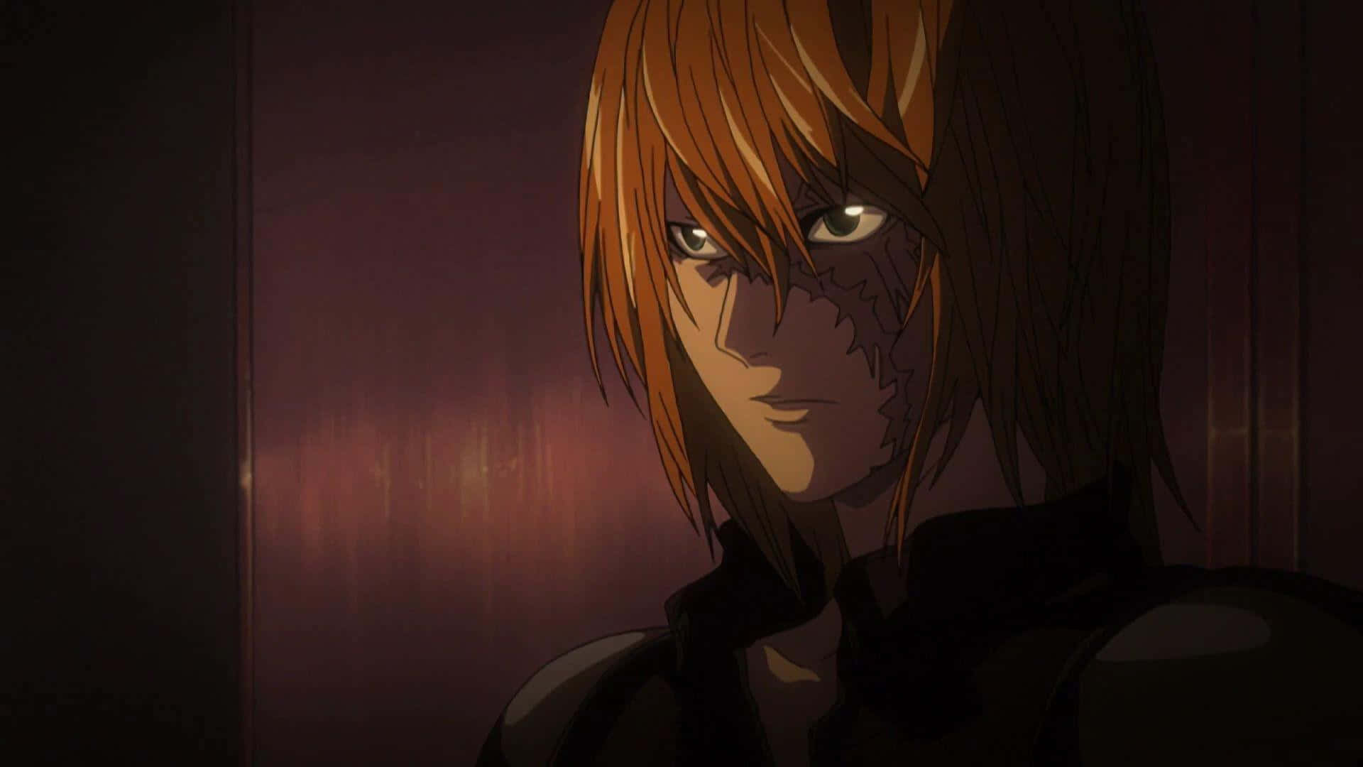 Death Note Mello 桌布 壁紙 — 一個橙色頭髮、臉上帶疤痕的動漫角色在昏暗紅光下的特寫。
