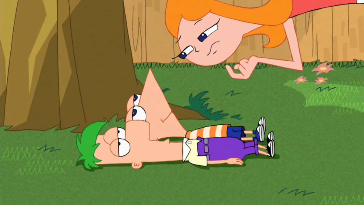 Phineas And Ferb 桌布 壁紙 — 一個橙色頭髮的卡通女孩俯身靠近一個躺在森林樹旁草地上的綠色頭髮男孩。