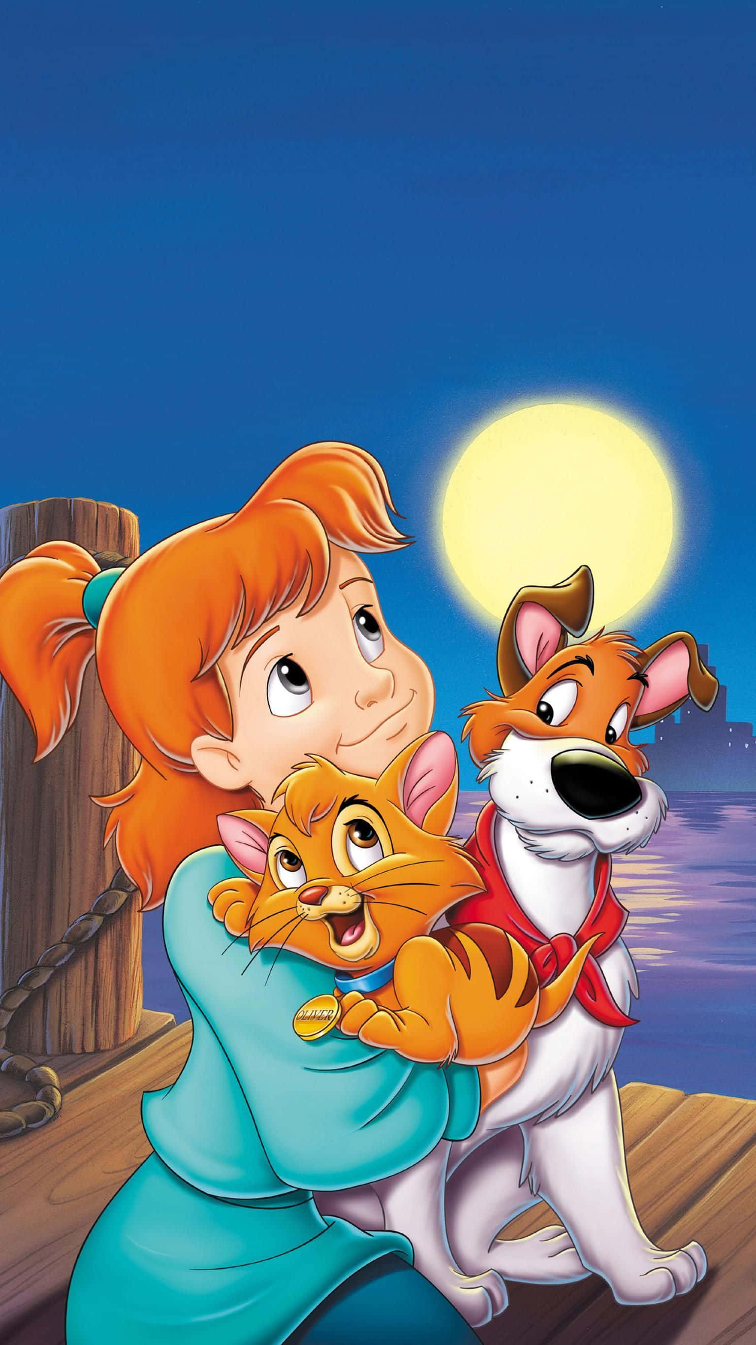 oliver and company 桌布 壁紙 — 一個橙髮女孩喺木碼頭上攬住貓同狗，頭頂係明亮嘅滿月。