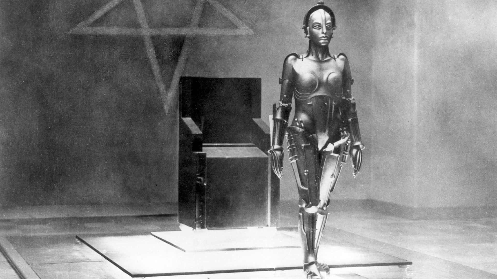 Classic Movie 桌布 壁紙 — 一個機械人企喺一個煙霧瀰漫嘅房間，地面有幾何陰影同發光平台。