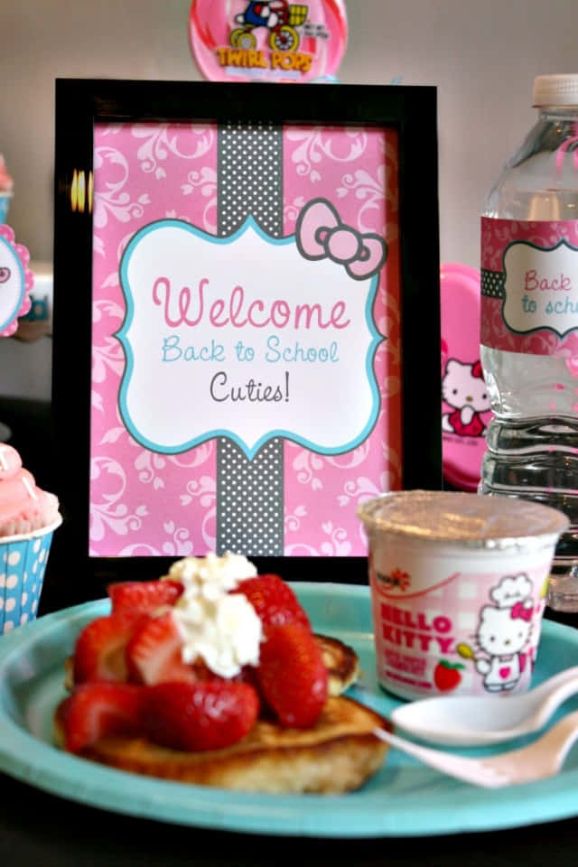 Hello Kitty Party 桌布 壁紙 — 一個歡樂的開學早餐，包括Hello Kitty品牌商品和草莓薄餅。