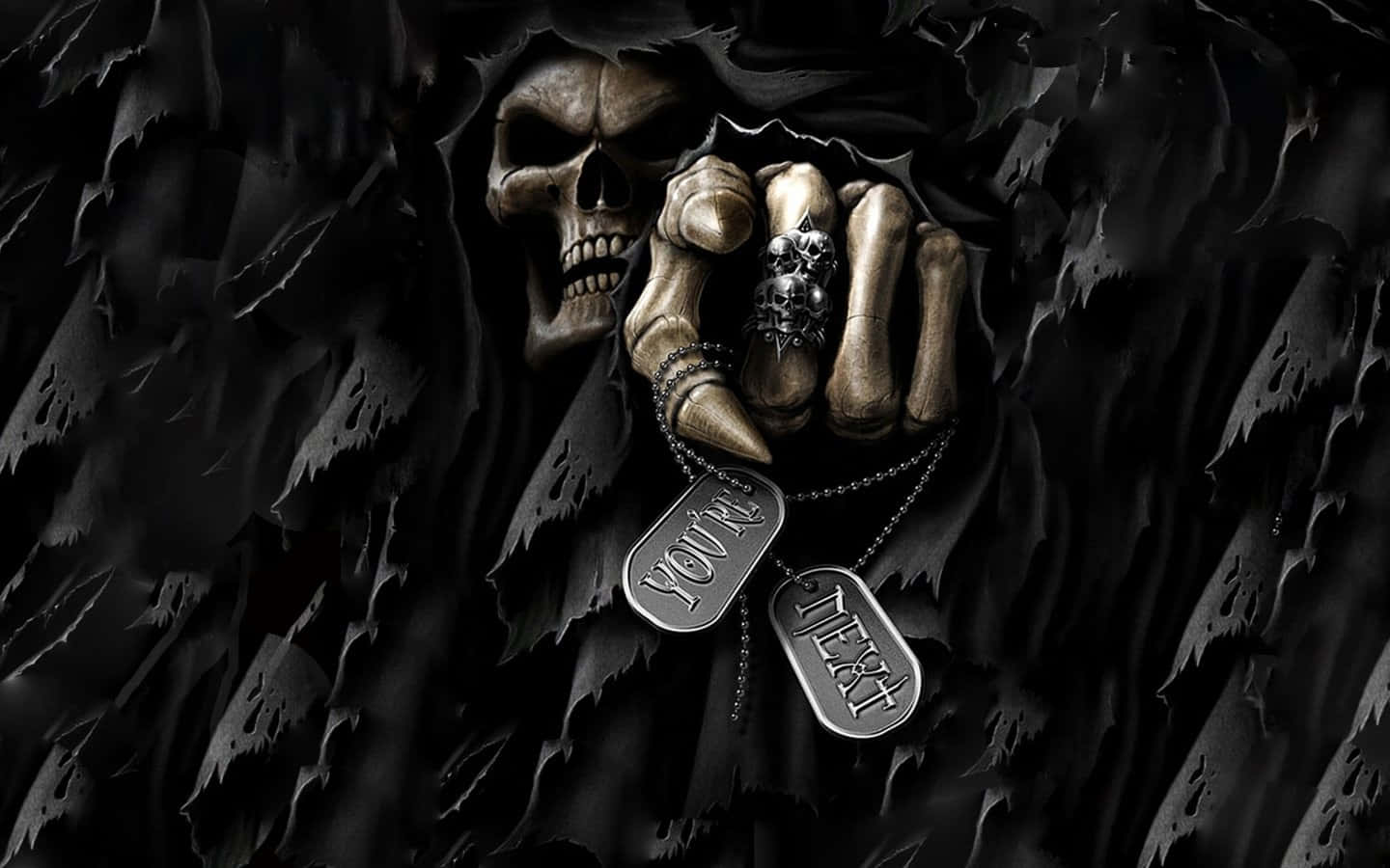 Bone 桌布 壁紙 — 一個死神頭骨，骷髏手緊握著寫有「下一個就是你」的狗牌，從黑暗破爛的布料中浮現。