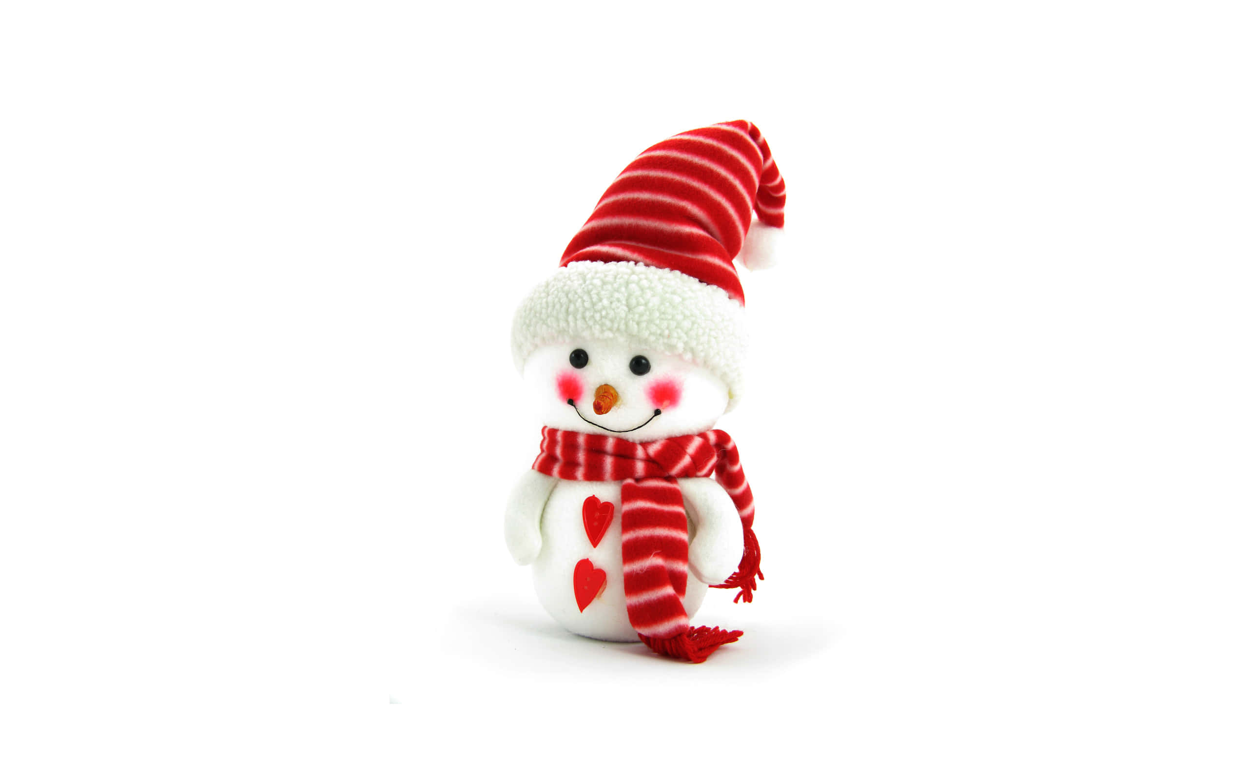 雪人 桌布 壁紙 — 一個毛絨雪人玩具，戴著紅色條紋帽子和飾有心形圖案的圍巾，在白色背景上微笑。