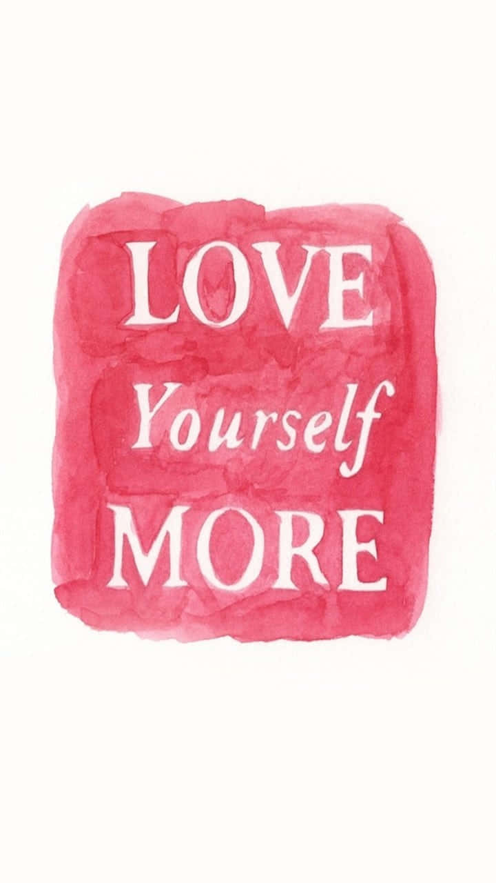 love yourself 桌布 壁紙 — 一個水彩粉紅色正方形，上面有白色文字寫著「LOVE Yourself MORE」，背景為純白色。