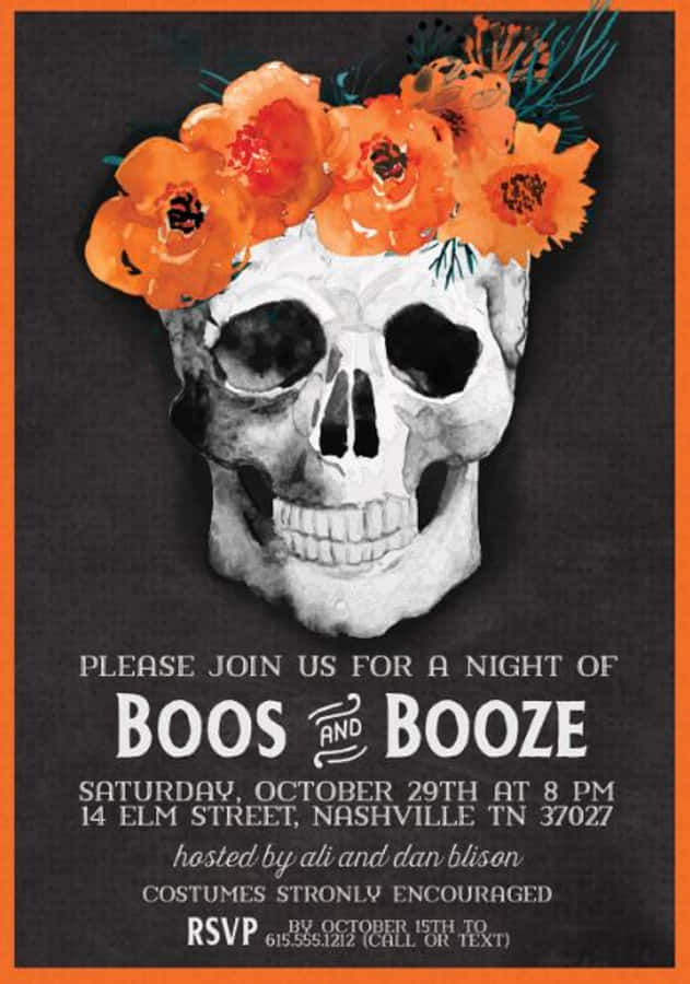 Halloween Invitations 桌布 壁紙 — 一個水彩骷髏頭，飾以鮮豔的橙色花朵，背景是深色黑板，帶有萬聖節派對細節。