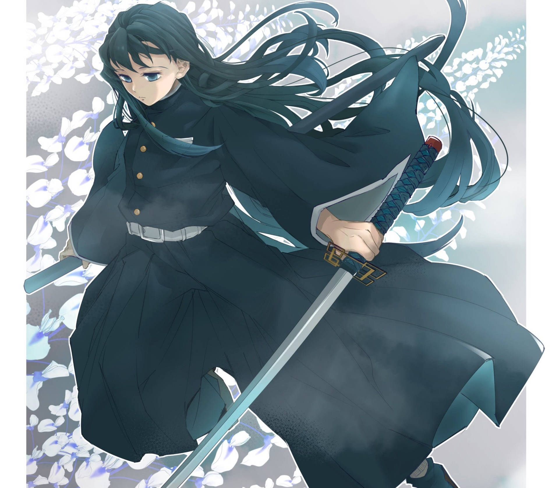 Muichiro 桌布 壁紙 — 一個決心堅定的動漫女孩，長著深色長髮，在柔和的藍灰色調中，於飄落的白色花瓣間揮舞著武士刀。