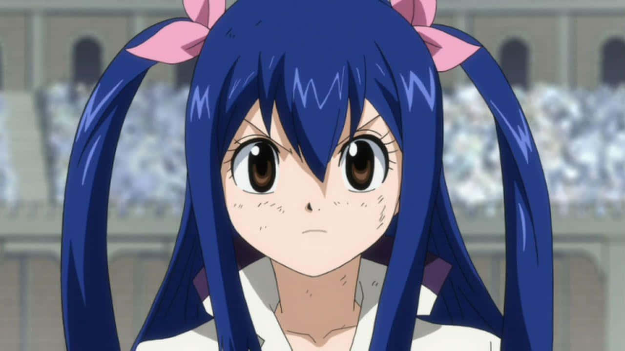 Wendy Marvell 桌布 壁紙 — 一個決心堅定的動漫女孩特寫，長長的藍色頭髮和粉紅色絲帶，專注地凝視前方。