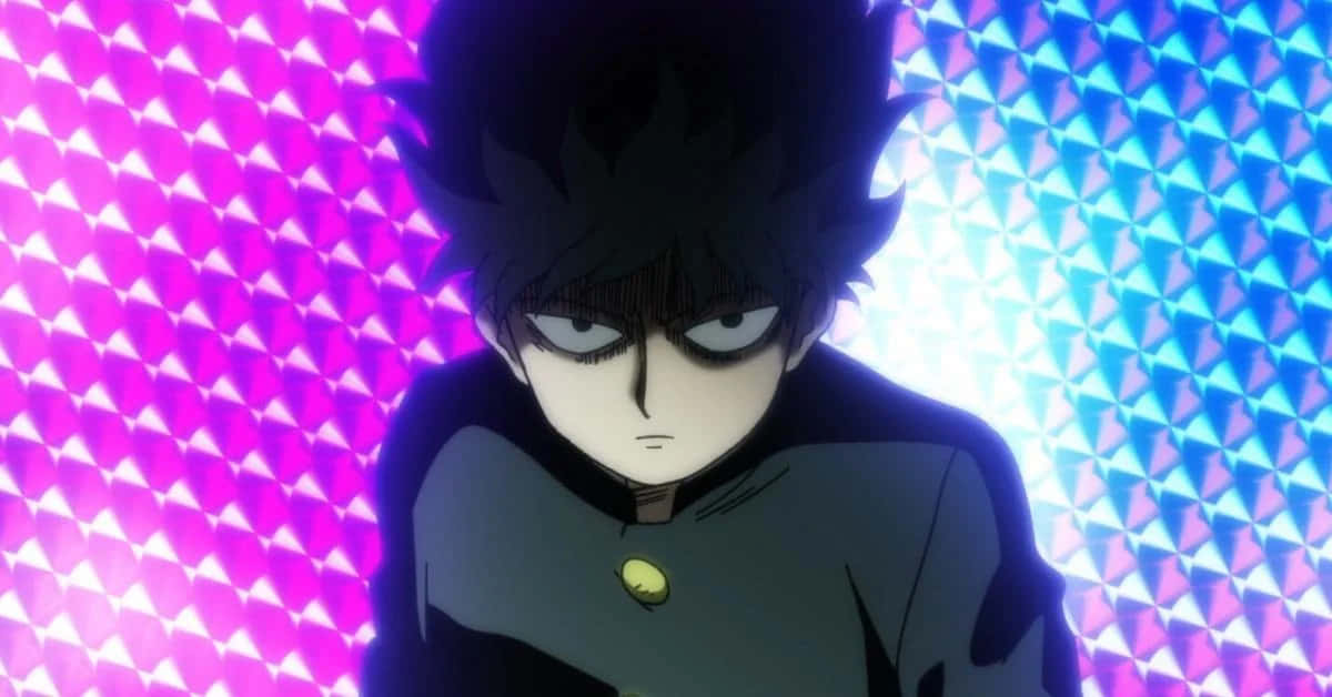 Shigeo Kageyama 桌布 壁紙 — 一個決心堅定的動漫男孩，有著刺刺的黑髮，在充滿活力的粉紅和藍色幾何背景前凝視前方。