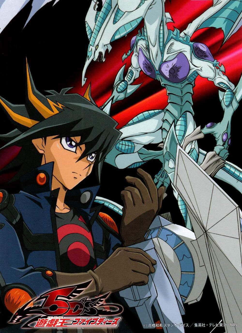 Yusei Fudo 桌布 壁紙 — 一個決心堅定的動漫男孩穿著深藍色裝備，手持一張卡牌，身後一隻高聳的白龍在紅黑背景中若隱若現。