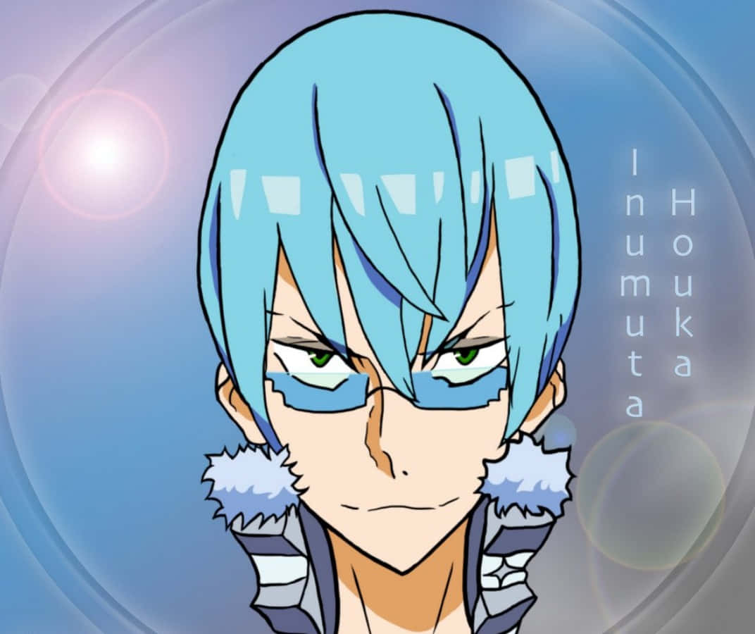 Houka Inumuta 桌布 壁紙 — 一個決心堅定的動漫角色，擁有冰藍色頭髮和綠色眼睛，在柔和的藍色漸變背景前戴著冰霜項圈。